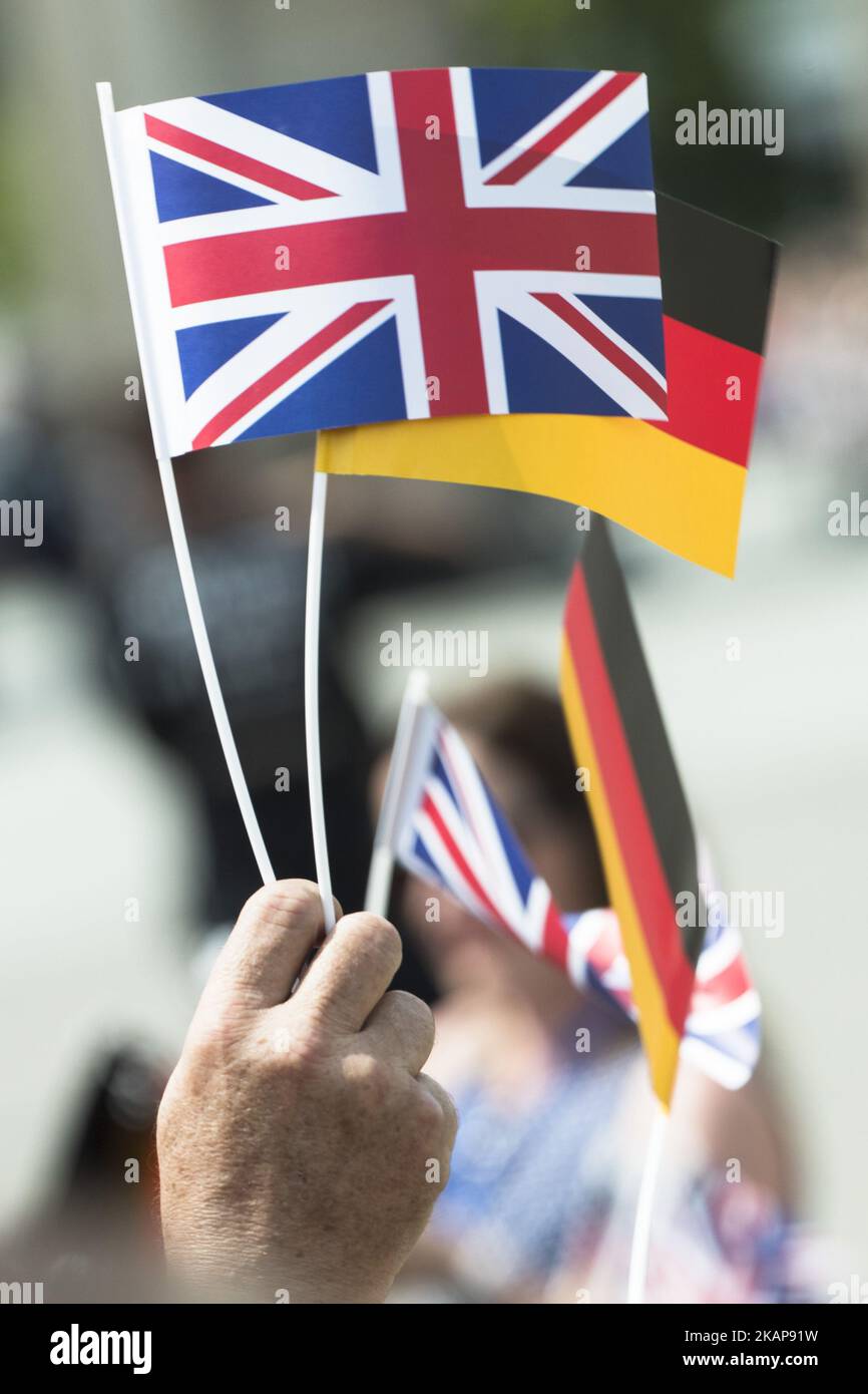 Les gens agitent des drapeaux britanniques et allemands lors de la visite du prince Guillaume, duc de Cambridge et de sa femme Kate, duchesse de Cambridge à la porte de Brandebourg à Berlin sur 19 juillet 2017. (Photo par Emmanuele Contini/NurPhoto) *** Veuillez utiliser le crédit du champ de crédit *** Banque D'Images