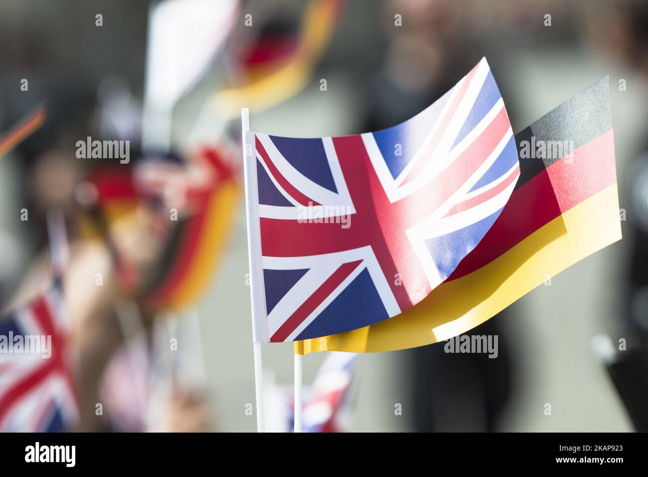 Les gens agitent des drapeaux britanniques et allemands lors de la visite du prince Guillaume, duc de Cambridge et de sa femme Kate, duchesse de Cambridge à la porte de Brandebourg à Berlin sur 19 juillet 2017. (Photo par Emmanuele Contini/NurPhoto) *** Veuillez utiliser le crédit du champ de crédit *** Banque D'Images