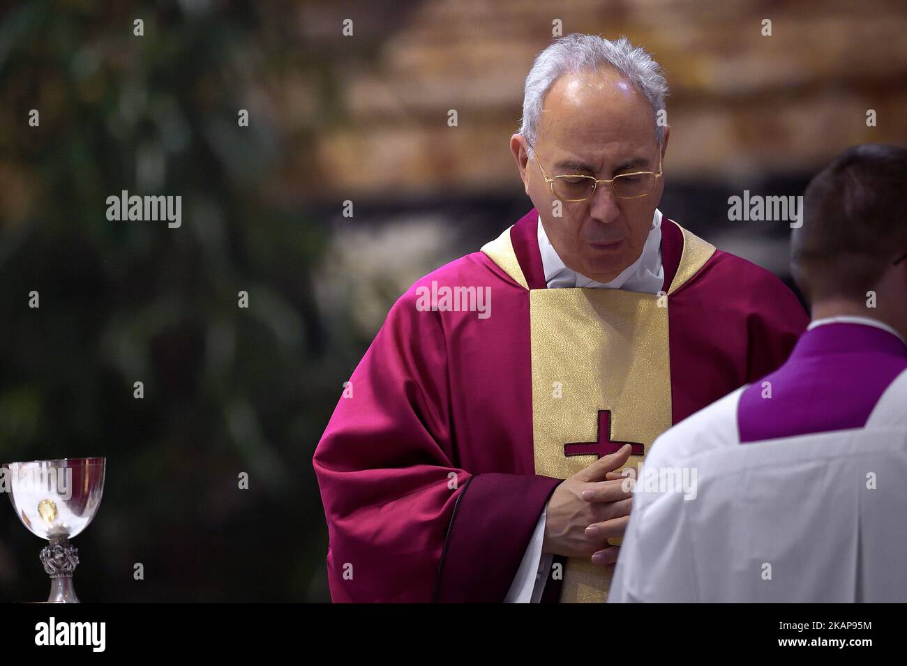 Etat de la Cité du Vatican, Vatikanstadt. 02nd novembre 2022. Le Cardinal Dominique Mamberti lors d'une messe le jour de tous les âmes pour les évêques et les cardinaux qui sont morts en 2022, à la basilique Saint-Pierre au Vatican, le 2 novembre 2022. Credit: dpa/Alay Live News Banque D'Images