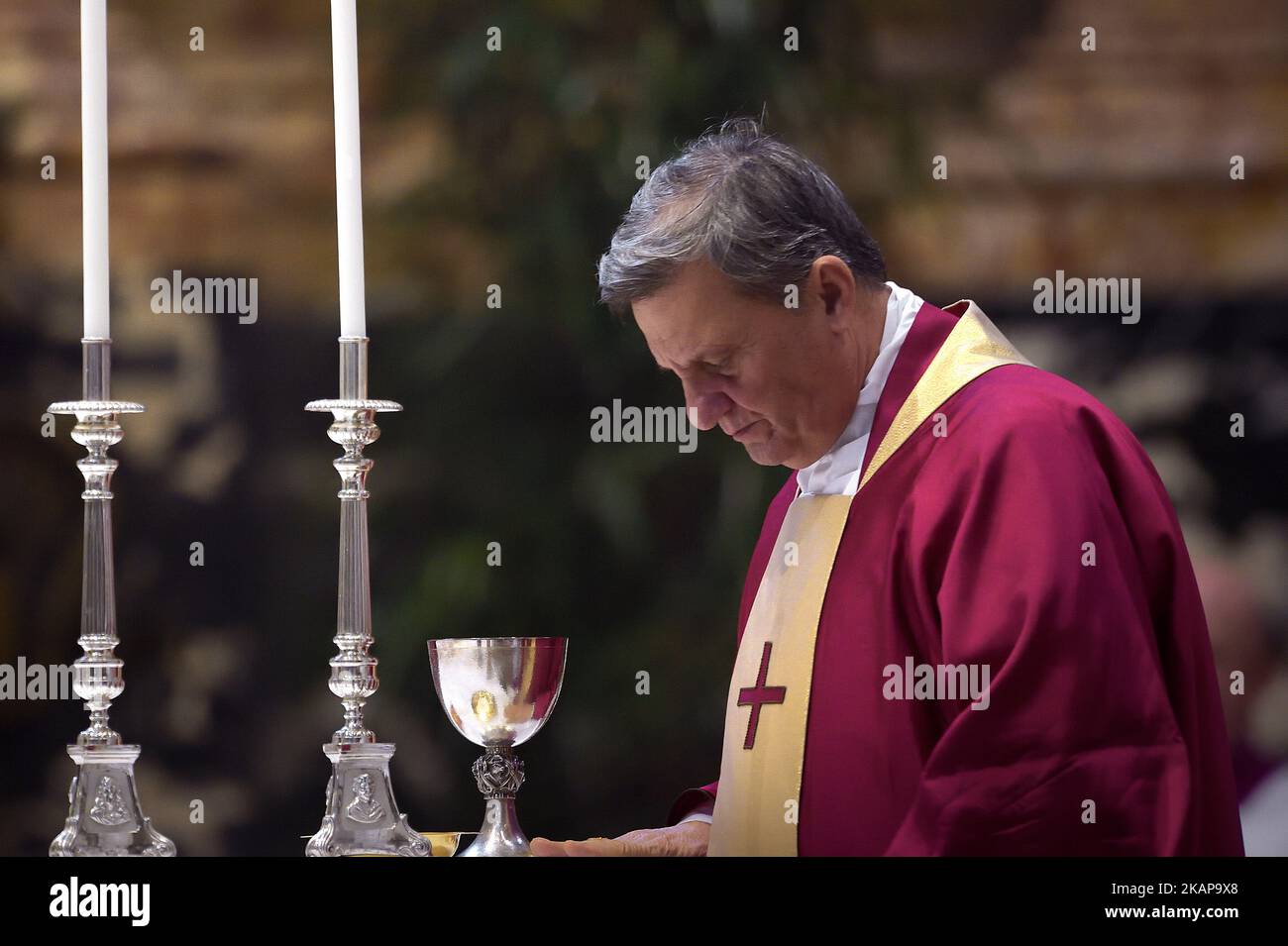 Le Cardinal Mario Grech pendant une messe le jour de tous les âmes pour les évêques et les cardinaux qui sont morts en 2022, à la basilique Saint-Pierre au Vatican, le 2 novembre 2022. Banque D'Images Le Cardinal Mario Grech pendant une messe le jour de tous les âmes pour les évêques et les cardinaux qui sont morts en 2022, à la basilique Saint-Pierre au Vatican, le 2 novembre 2022. Banque D'Images
