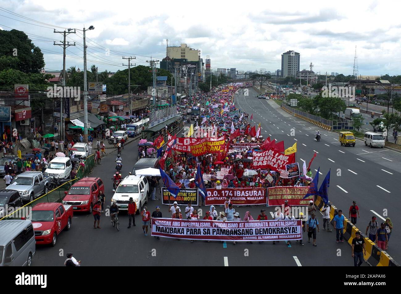 Les manifestants marchent vers le Congrès lors d'un rassemblement coïncidant avec le discours annuel sur l'état de la nation du président Rodrigo Duterte, dans la ville de Quezon, au nord-est de Manille, aux Philippines, lundi, 24 juillet 2017. Le président Rodrigo Duterte s'est adressé aux manifestants à l'extérieur de la Chambre des représentants après avoir prononcé son discours sur l'état de la nation, qui a duré plus de deux heures. (Photo de Richard James Mendoza/NurPhoto) *** Veuillez utiliser le crédit du champ de crédit *** Banque D'Images