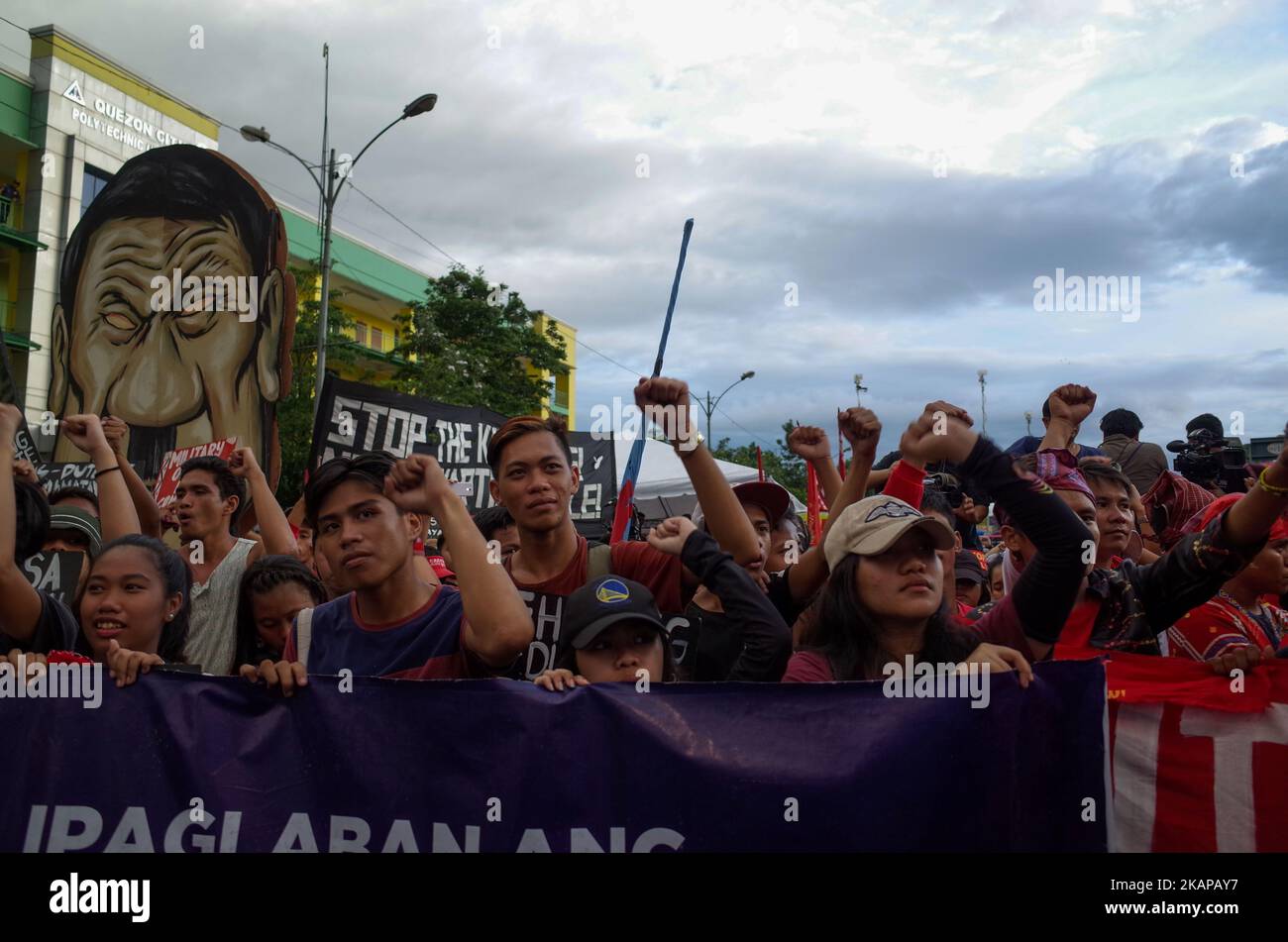 Les manifestants élèvent des poings serrés lors d'un rassemblement coïncidant avec le discours annuel sur l'état de la nation du président Rodrigo Duterte, dans la ville de Quezon, au nord-est de Manille, aux Philippines, lundi, 24 juillet 2017. Le président Rodrigo Duterte s'est adressé aux manifestants à l'extérieur de la Chambre des représentants après avoir prononcé son discours sur l'état de la nation, qui a duré plus de deux heures. (Photo de Richard James Mendoza/NurPhoto) *** Veuillez utiliser le crédit du champ de crédit *** Banque D'Images