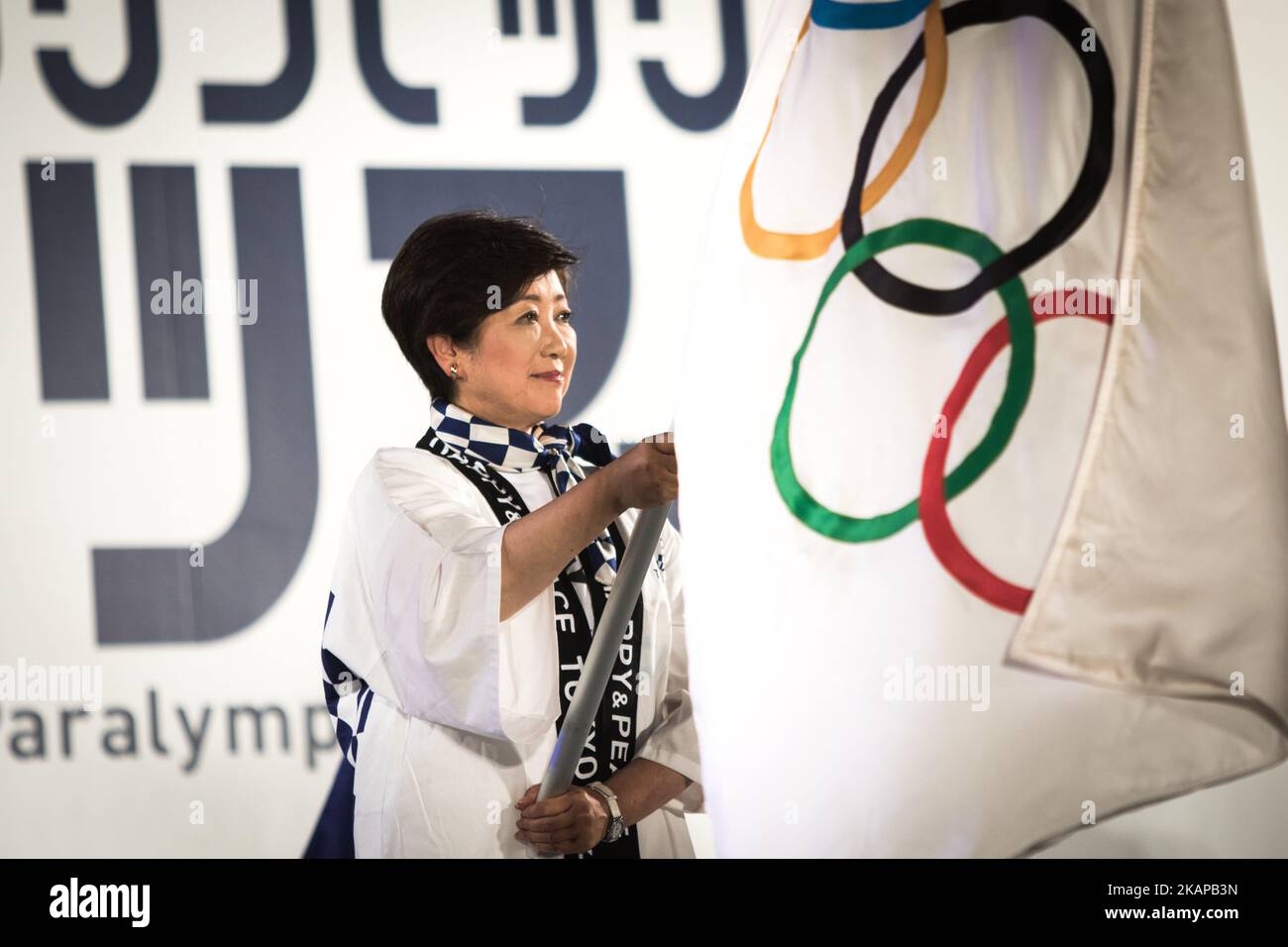 Tokyo Gov. Yuriko Koike porte un drapeau olympique lors du festival de visite du drapeau de Tokyo 2020 pour les Jeux de 2020 sur la place métropolitaine de Tokyo, au 24 juillet 2017. Le Japon a commencé lundi son compte à rebours de trois ans pour les Jeux olympiques d'été de Tokyo en 2020 à Tokyo avec des projections d'images transmises sur un bâtiment du bureau du gouvernement métropolitain de Tokyo. Les Jeux de 2020 seront les premiers Jeux olympiques d'été du Japon depuis 1964. (Photo de Richard Atrero de Guzman/NurPhoto) *** Veuillez utiliser le crédit du champ de crédit *** Banque D'Images