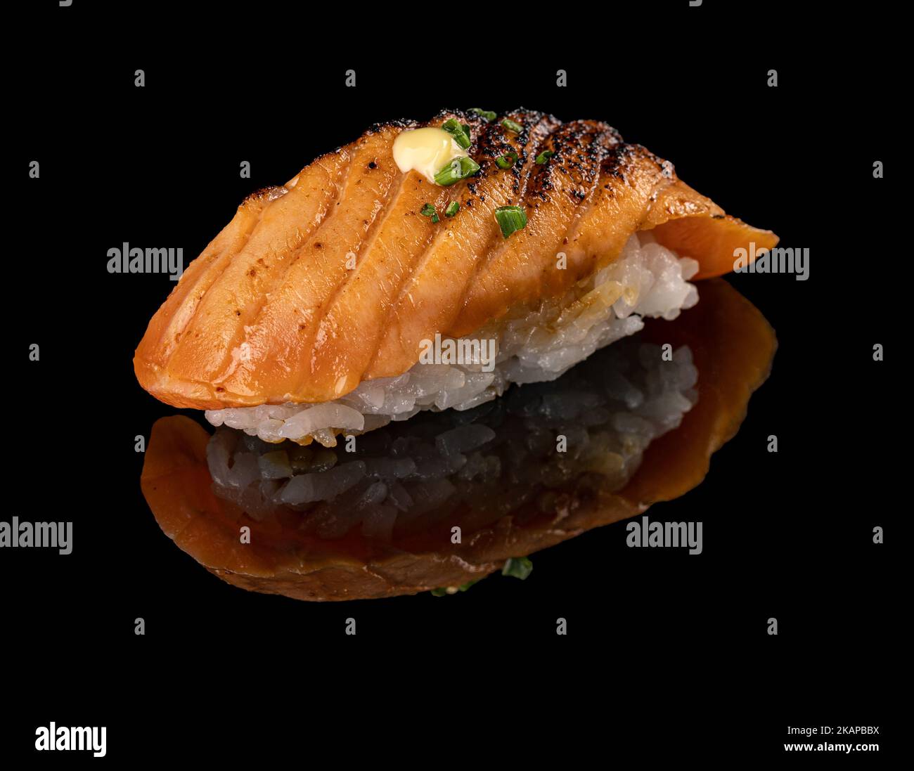 Sushi au saumon. Nigiri sur fond noir Banque D'Images