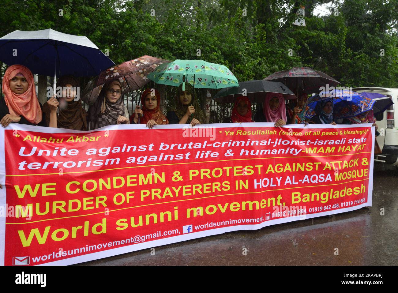 Mouvement sunnite mondial, organisation bangladaise une chaîne humaine condamne et proteste contre l'attaque et le meurtre de musulmans en prière dans la mosquée Sainte Al-Aqsa, devant le club de presse national de Dhaka, au Bangladesh, sur 25 juillet 2017. (Photo par Mamunur Rashid/NurPhoto) *** Veuillez utiliser le crédit du champ de crédit *** Banque D'Images