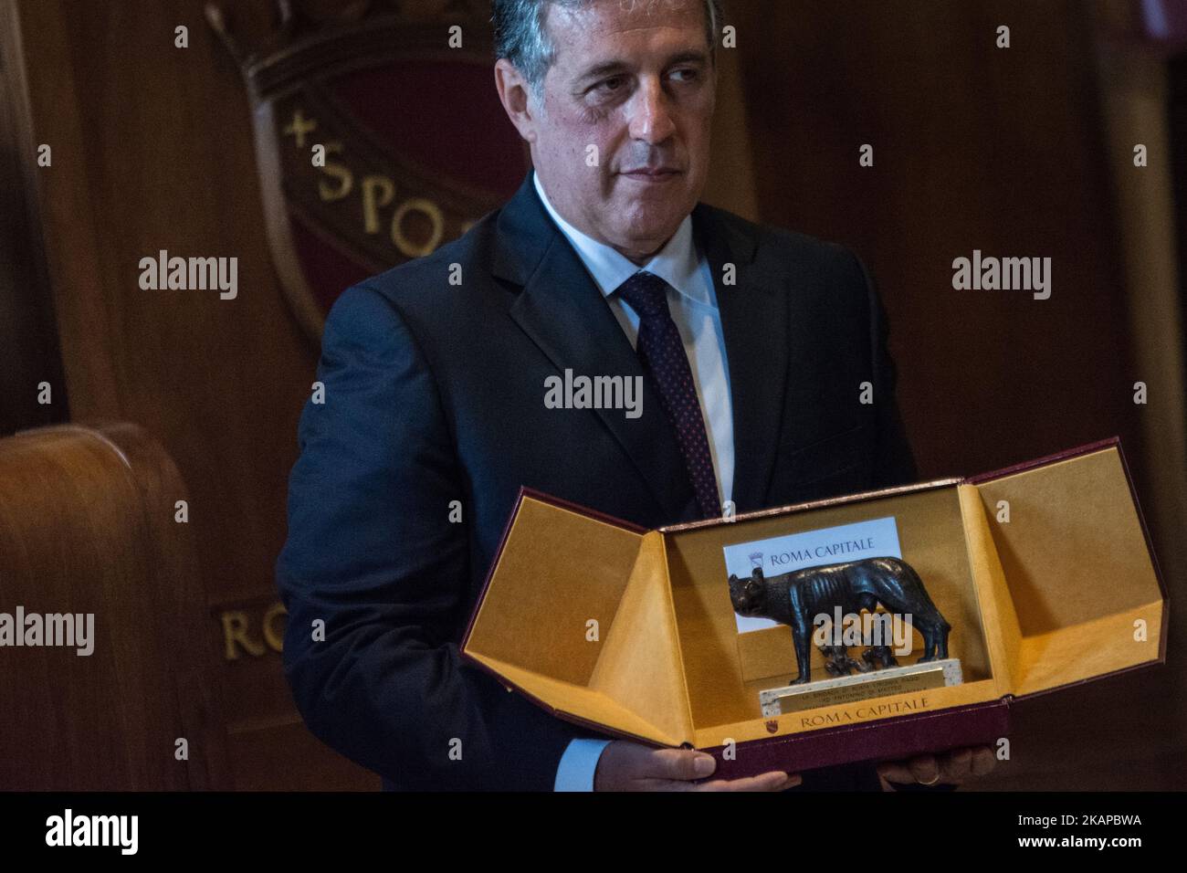 Le magistrat anti-mafia Antonino Di Matteo réagit après avoir reçu la citoyenneté d'honneur de Rome par le maire de Rome, Virginia Raggi, dans la salle Jules César du Capitole sur 25 juillet 2017, à Rome, en Italie. Des menaces d'assassinat ont été faites sur la vie d'Antonino (Nino) Di Matteo par le patron des patrons emprisonnés de Cosa Nostra, Toto 'la Bête' Riina en Sicile. Di Matteo était magistrat en chef pendant le procès de Riina en Sicile en 2013. (Photo par Andrea Ronchini/NurPhoto) *** Veuillez utiliser le crédit du champ de crédit *** Banque D'Images