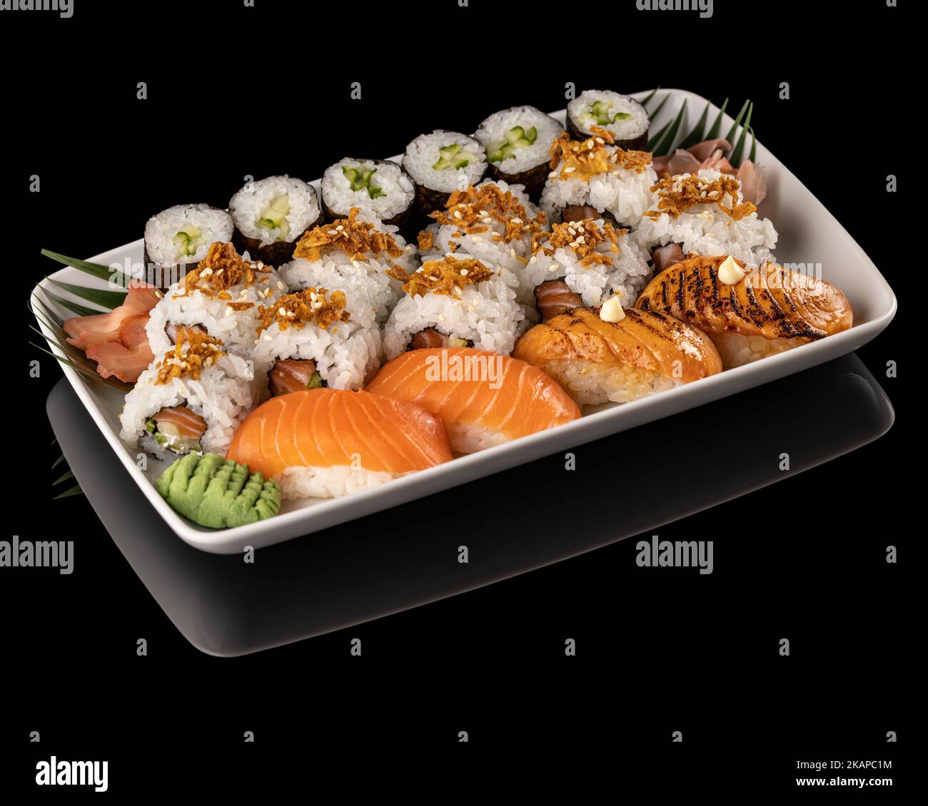 Divers types de sushis servis sur une assiette blanche Banque D'Images