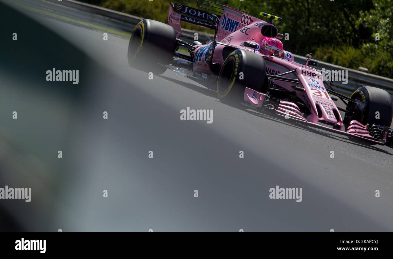 Esteban Ocon, de France, et le chauffeur de Sahara Force India se rend lors de la séance d'entraînement libre au Grand Prix de Formule 1 de Pirelli, en Hongrie, le 28 juillet 2017 à Mogyoród, en Hongrie. (Photo de Robert Szaniszló/NurPhoto) *** Veuillez utiliser le crédit du champ de crédit *** Banque D'Images
