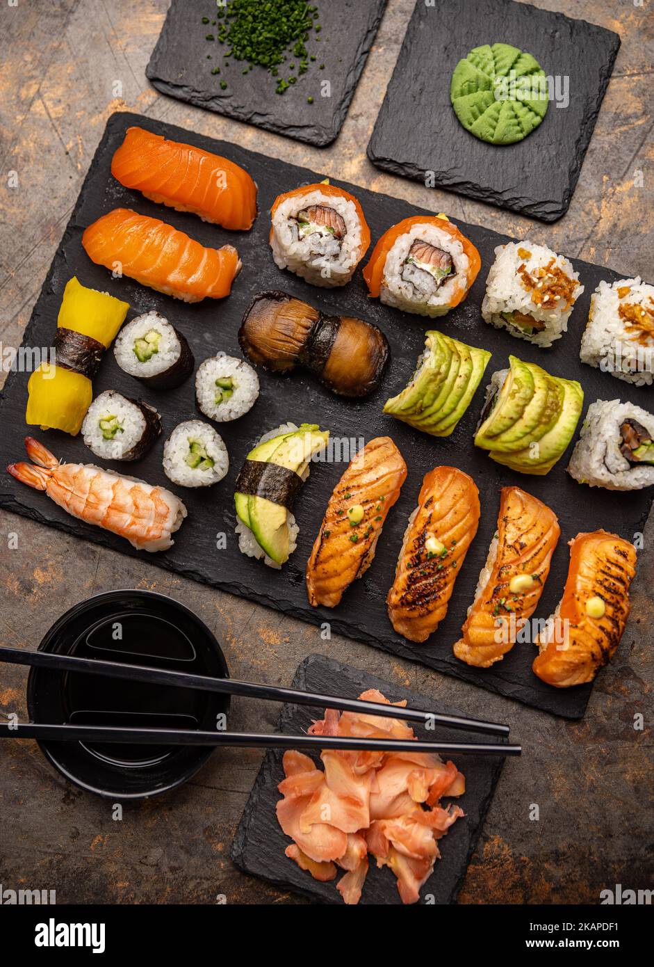 Prise de sushi japonais au soja, au gingembre et au wasabi Banque D'Images