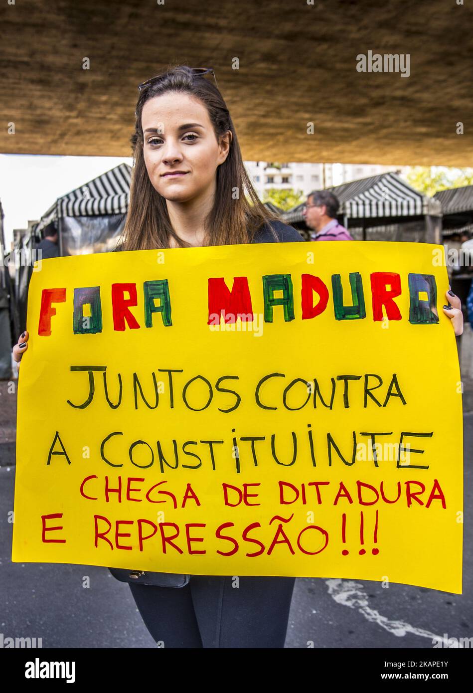 Le peuple vénézuélien vivant au Brésil proteste contre l'élection de l'Assemblée constituante au Venezuela, sur l'avenue Paulista à Sao Paulo, au Brésil, sur 30 juillet 2017. Les sondages ont ouvert dimanche au Venezuela pour l'élection d'une nouvelle Assemblée constituante toute puissante, promise par le président Nicolas Maduro, mettrait fin à la crise politique et économique de son pays en réécrivant la constitution. (Photo de Cris Faga/NurPhoto) *** Veuillez utiliser le crédit du champ de crédit *** Banque D'Images