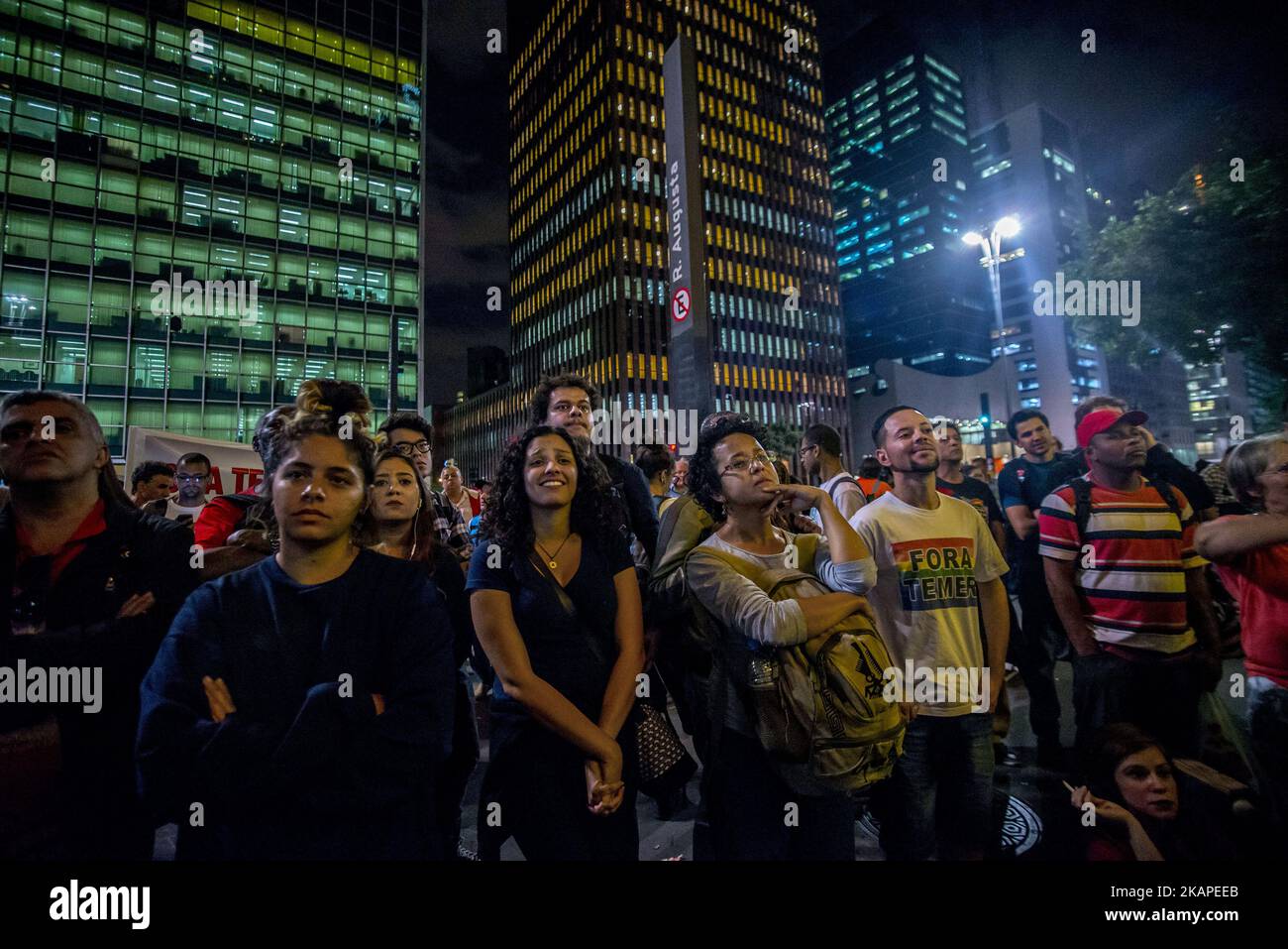 Des manifestants protestent sur l'avenue Paulista à Sao Paulo, au Brésil, tandis qu'ils regardent un écran montrant des législateurs qui voteront à Brasilia pour savoir s'il faut juger le président brésilien Michel Temer pour corruption, sur 2 août 2017. La chambre basse du Congrès du Brésil a pris un départ raoueux mercredi dans un débat sur la question de savoir s'il faut envoyer Temer, en proie au scandale, pour être jugé sur une accusation de corruption. Ancien combattant très impopulaire du parti au pouvoir, Temer est accusé d'avoir accepté des pots-de-vin d'un cadre de l'industrie de la viande. (Photo de Cris Faga/NurPhoto) *** Veuillez utiliser le crédit de la zone de crédit *** Banque D'Images