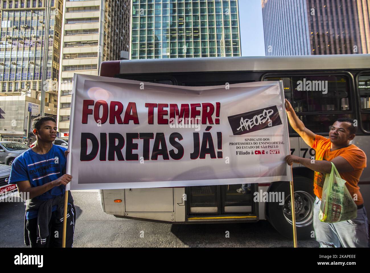 Des manifestants protestent sur l'avenue Paulista à Sao Paulo, au Brésil, tandis qu'ils regardent un écran montrant des législateurs qui voteront à Brasilia pour savoir s'il faut juger le président brésilien Michel Temer pour corruption, sur 2 août 2017. La chambre basse du Congrès du Brésil a pris un départ raoueux mercredi dans un débat sur la question de savoir s'il faut envoyer Temer, en proie au scandale, pour être jugé sur une accusation de corruption. Ancien combattant très impopulaire du parti au pouvoir, Temer est accusé d'avoir accepté des pots-de-vin d'un cadre de l'industrie de la viande. (Photo de Cris Faga/NurPhoto) *** Veuillez utiliser le crédit de la zone de crédit *** Banque D'Images