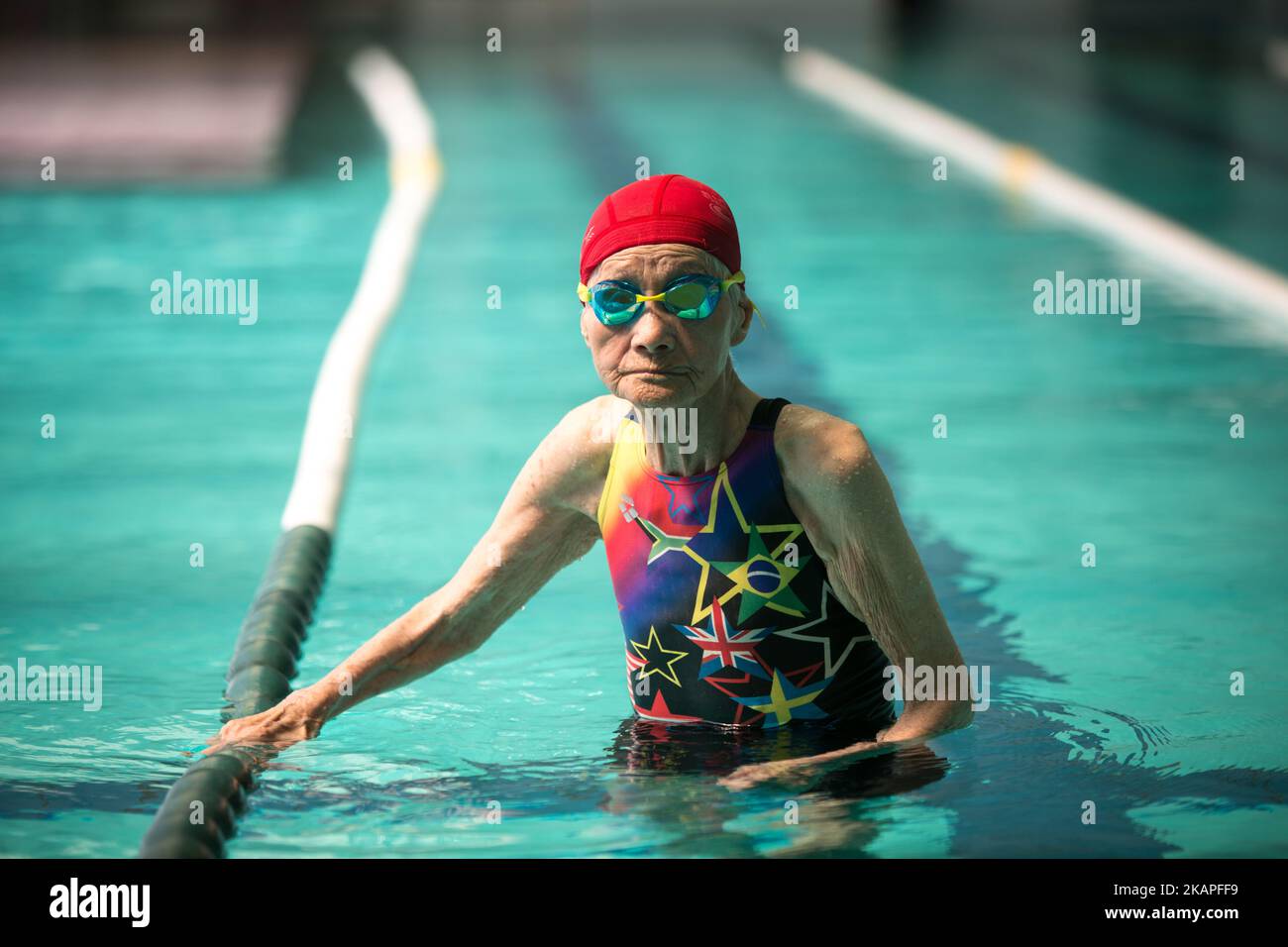 Mieko Nagaoka, 103 ans, s'entraîne à l'école de natation de Yanai, dans la ville de Yanai, dans la préfecture de Yamaguchi, au Japon, sur 4 août 2017. (Photo de Richard Atrero de Guzman/NurPhoto) *** Veuillez utiliser le crédit du champ de crédit *** Banque D'Images