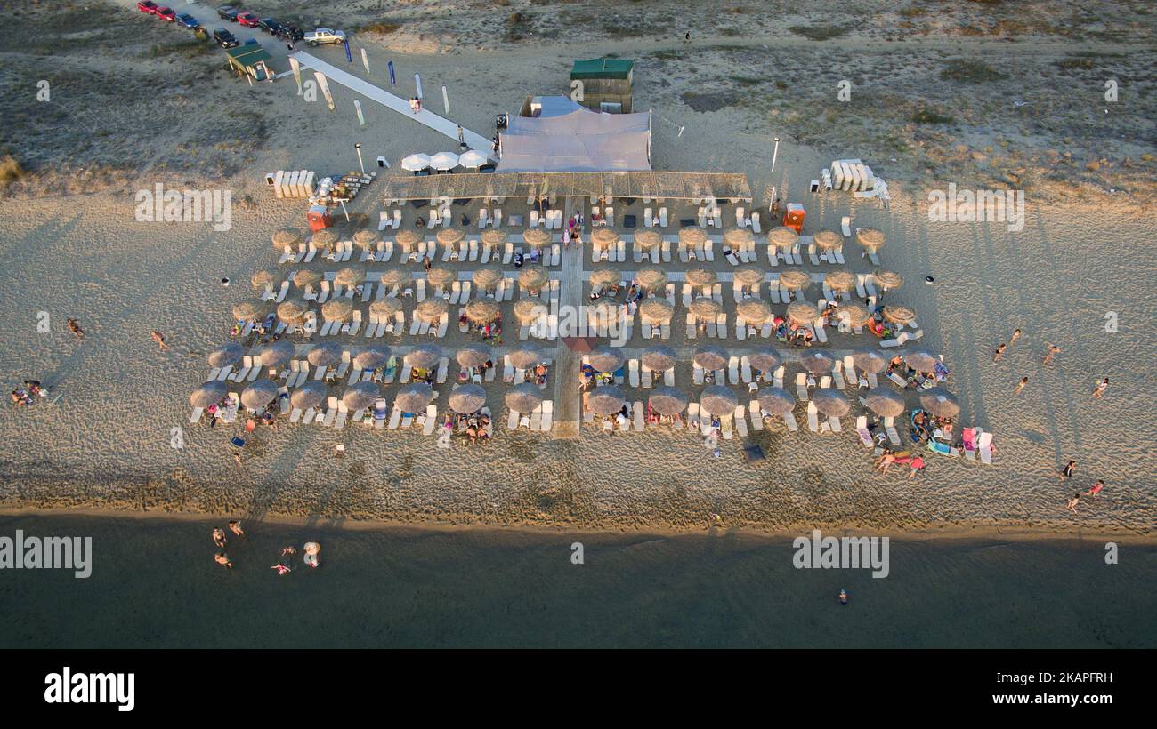 Photographies aériennes de Nea Irakleia, une longue plage de sable fin dans le golfe de Themaikos. Cette plage est à environ 20 minutes de l'aéroport international de Thessalonique. (Photo de Nicolas Economou/NurPhoto) *** Veuillez utiliser le crédit du champ de crédit *** Banque D'Images