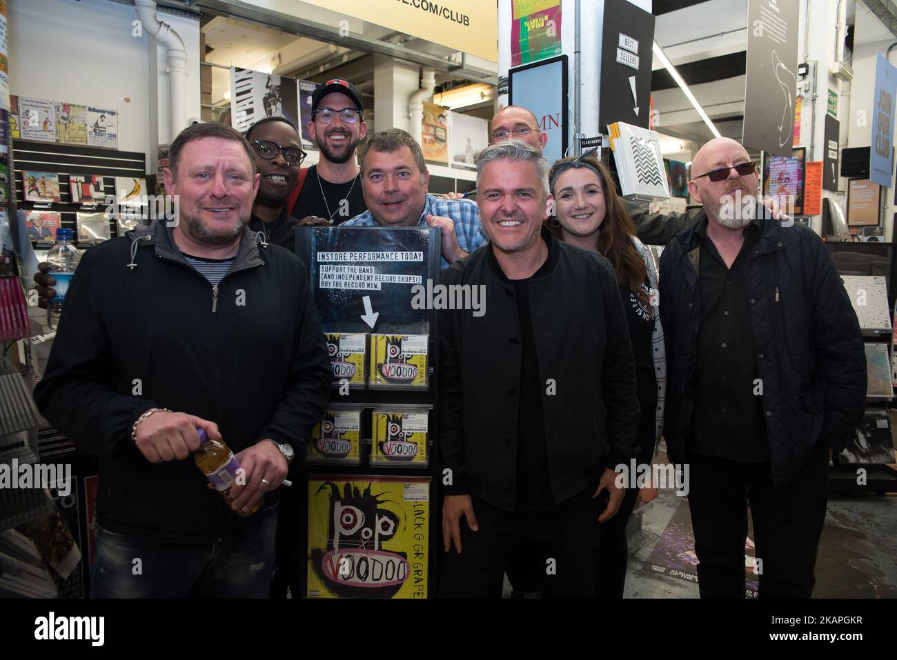 Shaun Ryder (L), Paul 'Kermit' Leveridge (2L), Aman McGee (R) et le personnel de la direction de la création se posent près des thécopies du dernier album de Black Grape à Rough Trade East à Londres, au Royaume-Uni, sur 8 août 2017. La composition actuelle est faite par l'ancien chanteur Shaun Rider et rappeur Paul 'Kermit' Laveridge. Le groupe fait la promotion de son dernier album 'Pop Voodoo'. Black Grape est un groupe de rock d'Angleterre, avec d'anciens membres de Happy Mondays et de impitoyables RAP Assassins. Leur style musical combine funk et rock électronique avec programmation électronique et échantillons. (Photo d'Alberto Pezzali/NurPhoto) ** Banque D'Images