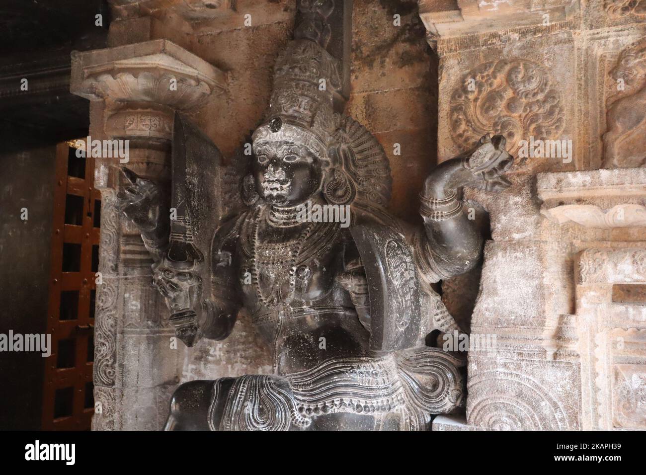 Une statue noire sur le mur de l'ancien temple de Tanjore Brihadeeswarar. Banque D'Images