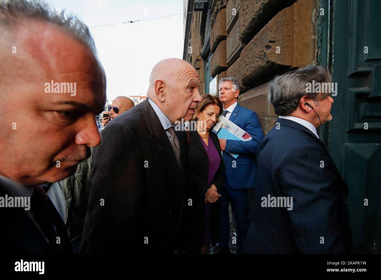 Naples, Italie. 03rd novembre 2022. Le ministre de la Justice Carlo Nordio à l'entrée de la prison de Poggioreale à Naples avec le directeur Carlo Berdini crédit: Independent photo Agency/Alay Live News Banque D'Images