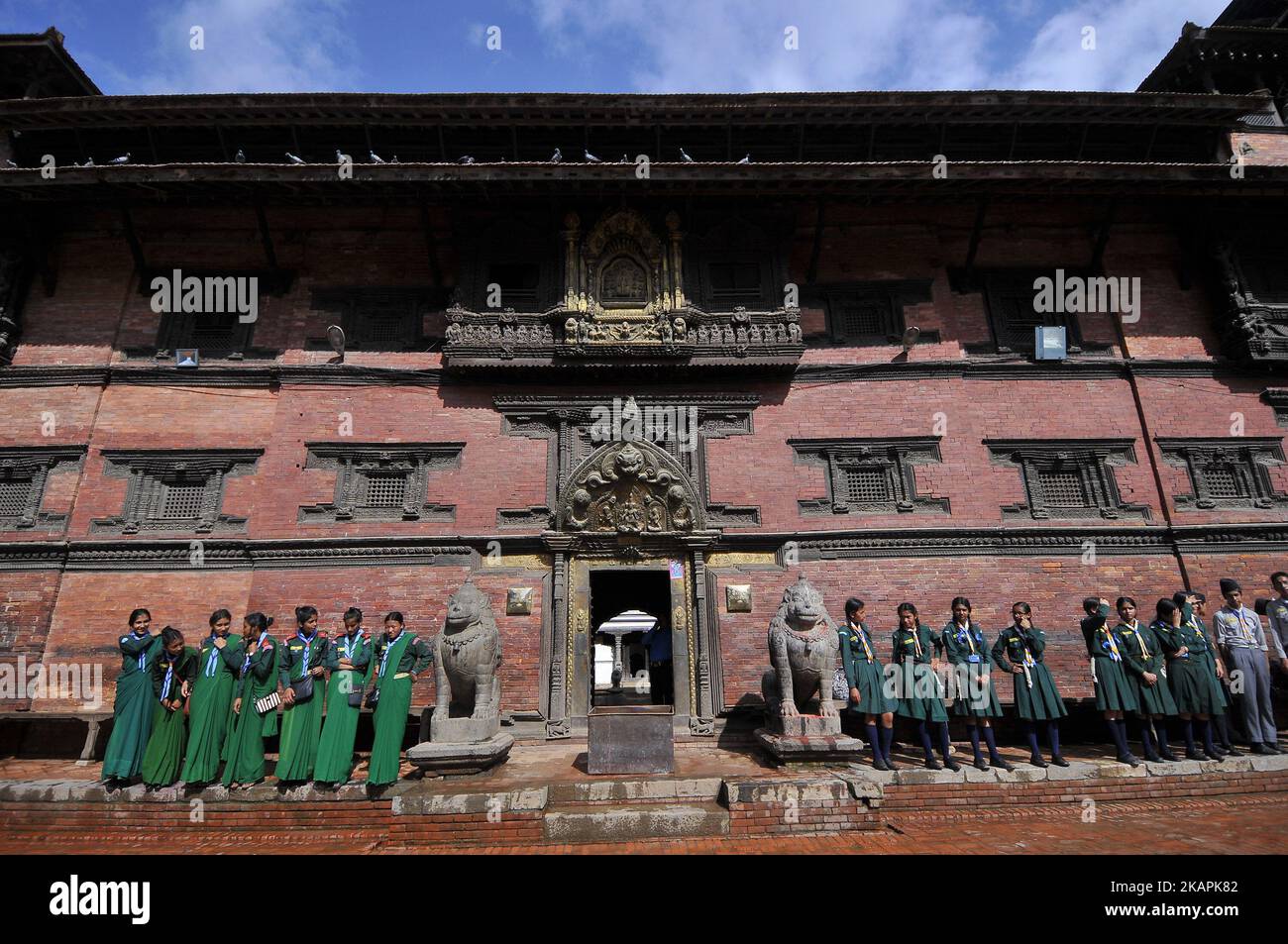 Les scouts népalais prennent position avant le président du Népal, Bidhya Devi Bhandari arrive pendant le festival Krishna Janmashtami célébré à Patan, Népal lundi, 14 août 2017. Le festival Krishna Janmashtami marque l'anniversaire du Dieu hindou Krishna, la huit incarnation du Seigneur Vishnu. (Photo de Narayan Maharajan/NurPhoto) Banque D'Images