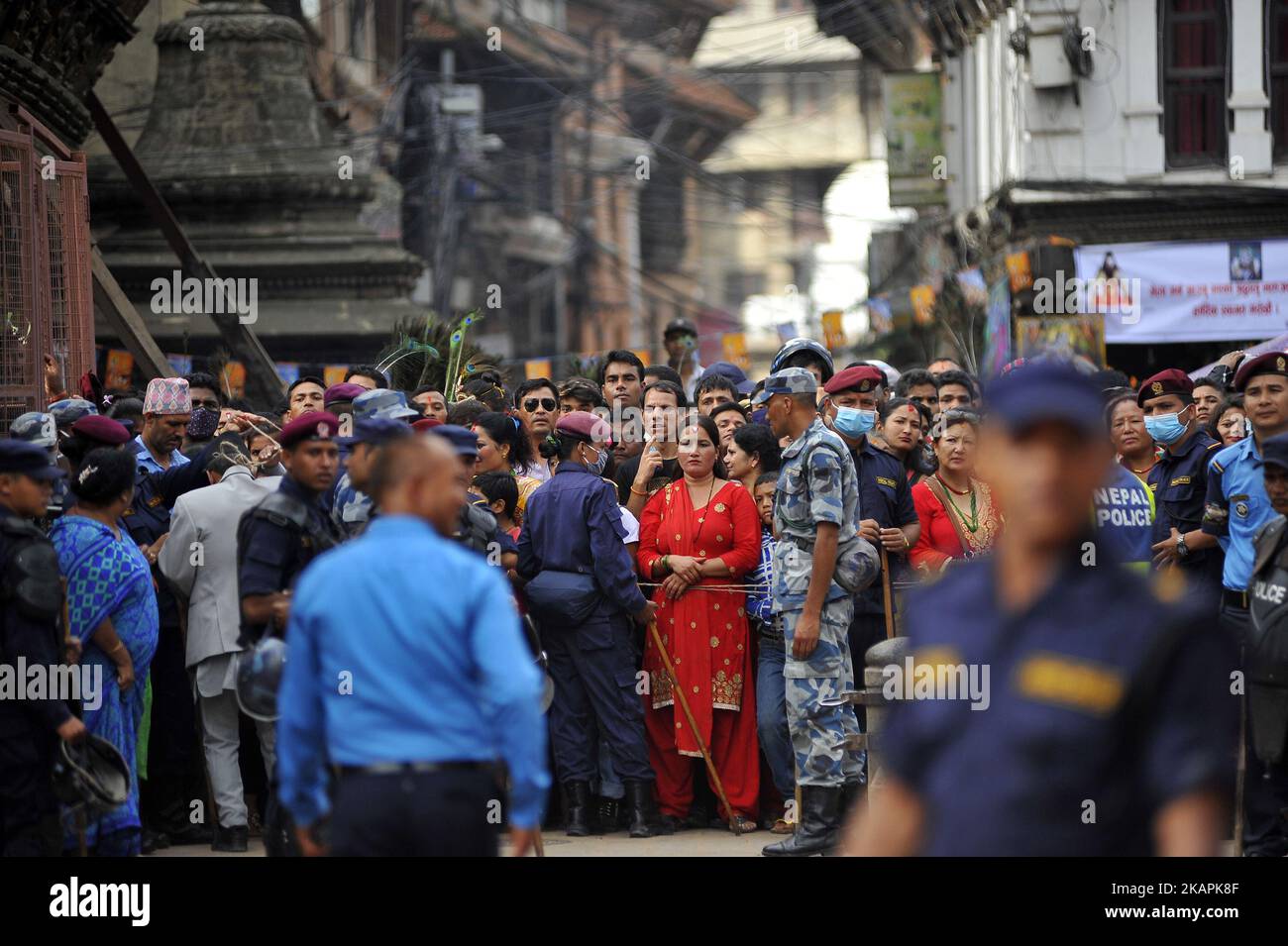 Des policiers népalais se protègent autour du temple en tant que président du Népal, Bidhya Devi Bhandari arrive lundi, à l'occasion du festival Krishna Janmashtami célébré à Patan, au Népal, à 14 août 2017. Le festival Krishna Janmashtami marque l'anniversaire du Dieu hindou Krishna, la huit incarnation du Seigneur Vishnu. (Photo de Narayan Maharajan/NurPhoto) Banque D'Images
