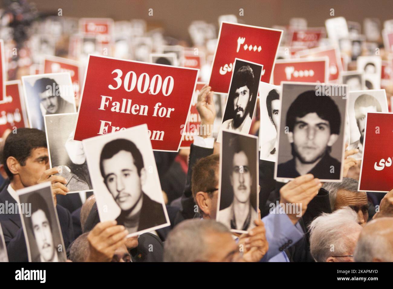 La Conférence sur l'anniversaire du massacre de 30 000 prisonniers politiques en Iran le 1988 a eu lieu à Tirana, en Albanie, le samedi ,19 2017 août. De nombreux membres des Mojahedin du peuple d’Iran (PMOI/MEK) en Albanie ont également participé à cette conférence et ont affiché les photos des victimes de la mort. (Photo de Siavosh Hosseini/NurPhoto) Banque D'Images