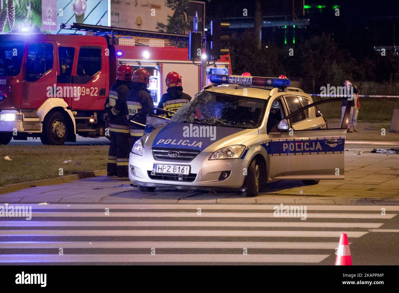 Une voiture de police, qui fait partie du cortège transportant la délégation du Secrétaire général de l'OTAN Jens Stoltenberg, est vue après un accident avec un camion à Varsovie, en Pologne, le 24 août 2017 (photo de Mateusz Wlodarczyk/NurPhoto) Banque D'Images