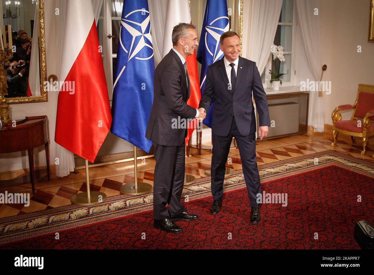 le secrétaire général de l'OTAN, Jens Stoltenberg, doit se rendre vendredi dans la force de présence renforcée d'alliances en Pologne. Avant sa visite, le président polonais Andrzej Duda l'a accueilli au palais Belweder le 24 août 2017. (Photo de Jaap Arriens/NurPhoto) Banque D'Images