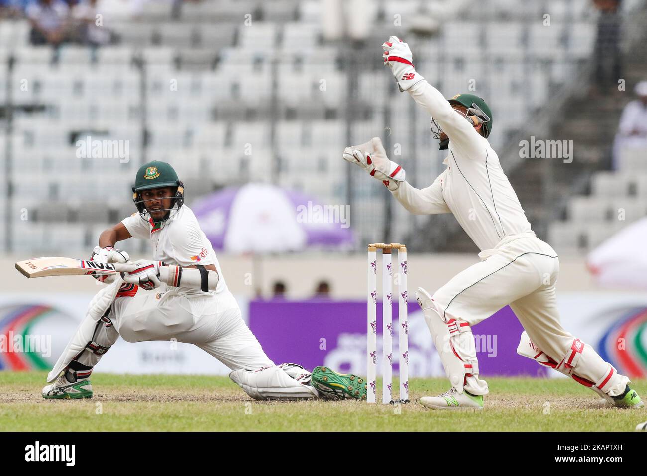 Mehedi Hasan Miraz, à gauche du Bangladesh, joue un coup de feu, alors que le gardien de cricket australien Matthew Wade tente de prendre le ballon lors du troisième jour de leur premier match de cricket d'essai à Mirpur, Dhaka, au Bangladesh. (Photo d'Ahmed Salahuddin/NurPhoto) Banque D'Images