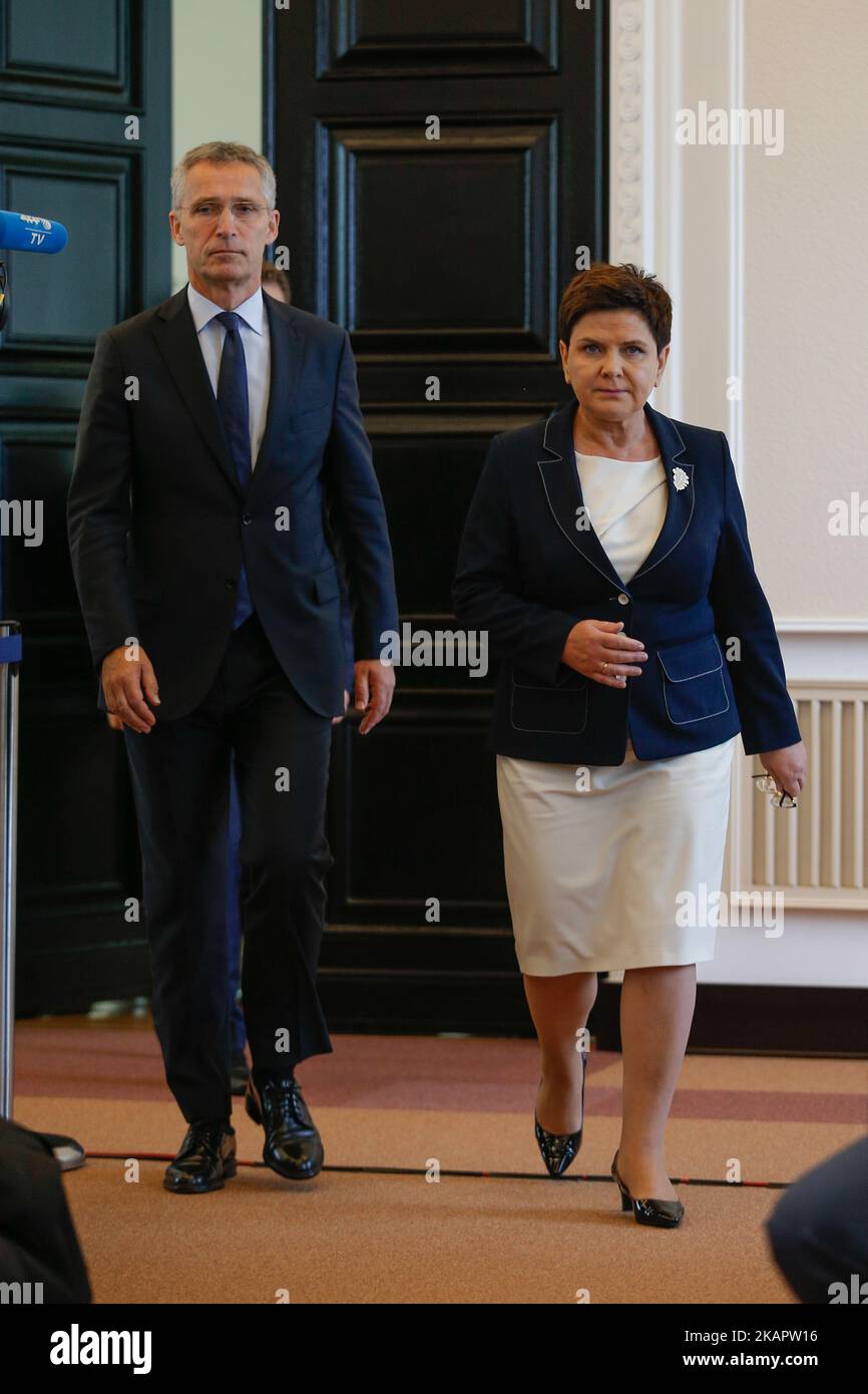 Le 25 août 2017, le PM polonais Beata Szydlo tient une conférence de presse à la Chancellerie avec le Secrétaire général de l'OTAN, Jens Stoltenberg. Monsieur Stoltenberg visitera la présence prolongée de l'OTAN dans la partie nord-est du pays, près de l'exclave russe de Kaliningrad. (Photo de Jaap Arriens/NurPhoto) Banque D'Images