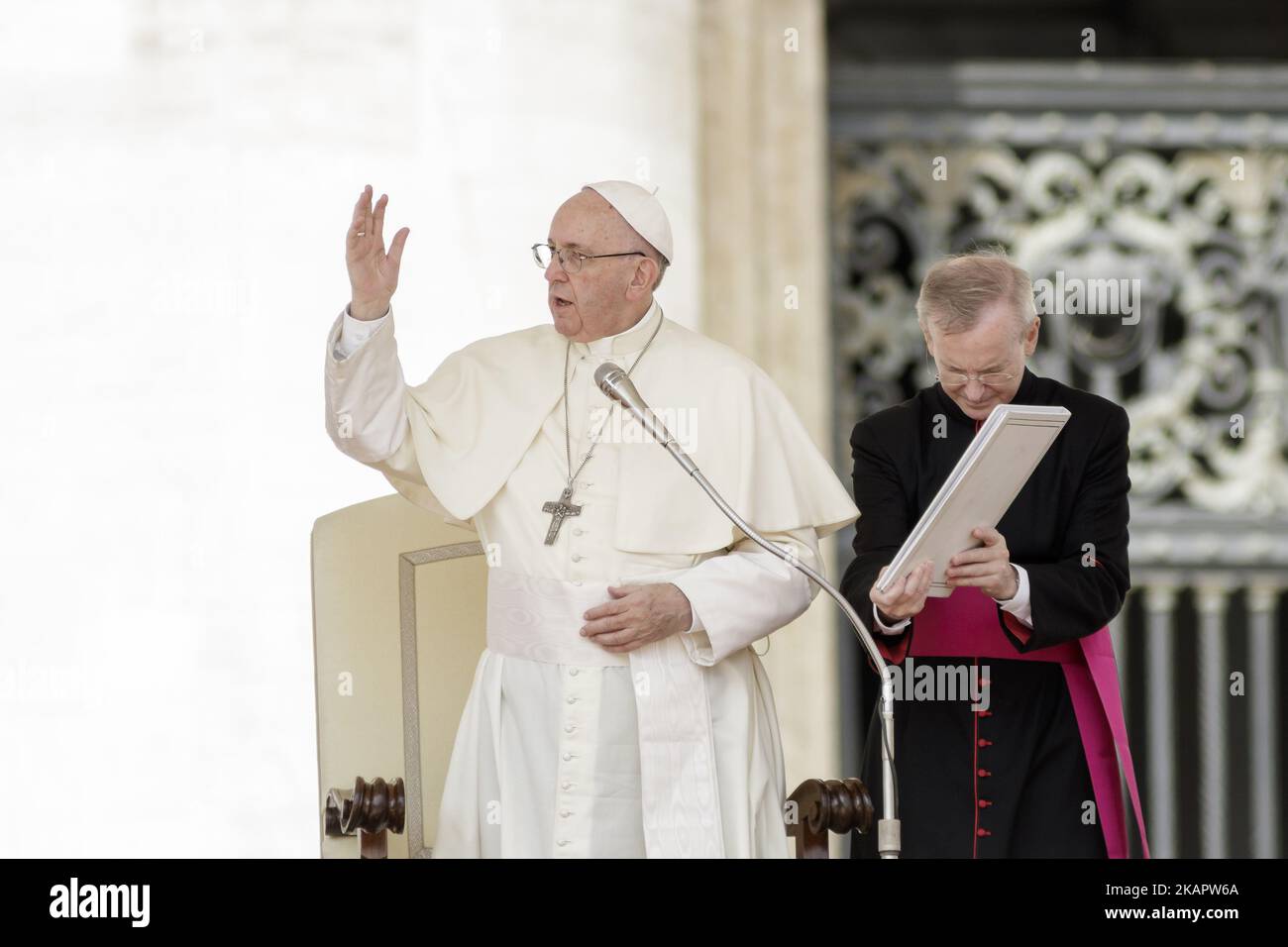 Le pape François lui accorde sa bénédiction alors qu'il célèbre son audience générale hebdomadaire sur la place Saint-Pierre, dans la Cité du Vatican, au Vatican, sur 30 août 2017. Le pape François a appelé mercredi à une attitude respectueuse et responsable envers la création avant la troisième Journée mondiale de prière pour le soin de la création.(photo de Giuseppe Ciccia/NurPhoto) Banque D'Images