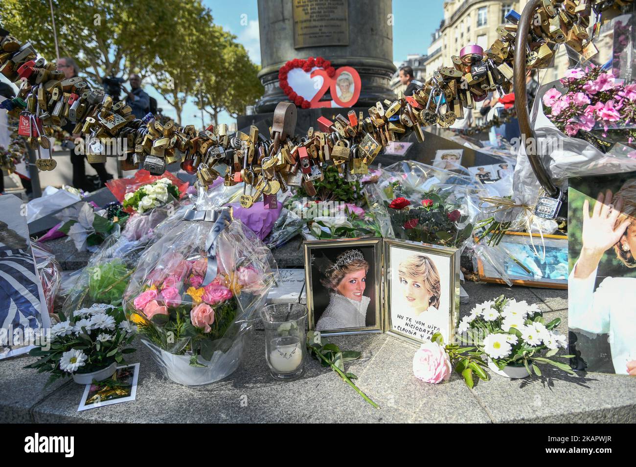 Des photos, des fleurs et des messages emblématiques qui rendent hommage à la Dame Diana à l'occasion du 20th anniversaire de sa mort ornent le plinthe de la statue de la flamme de la liberté sur 31 août 2017, à Paris, en France. La princesse Diana est morte dans un accident de voiture sur 31 août 1997 près du tunnel du pont de l'Alma. La statue de la flamme de la liberté devint le mémorial officieux de Diana, princesse de Galles. (Photo de Julien Mattia/NurPhoto) Banque D'Images