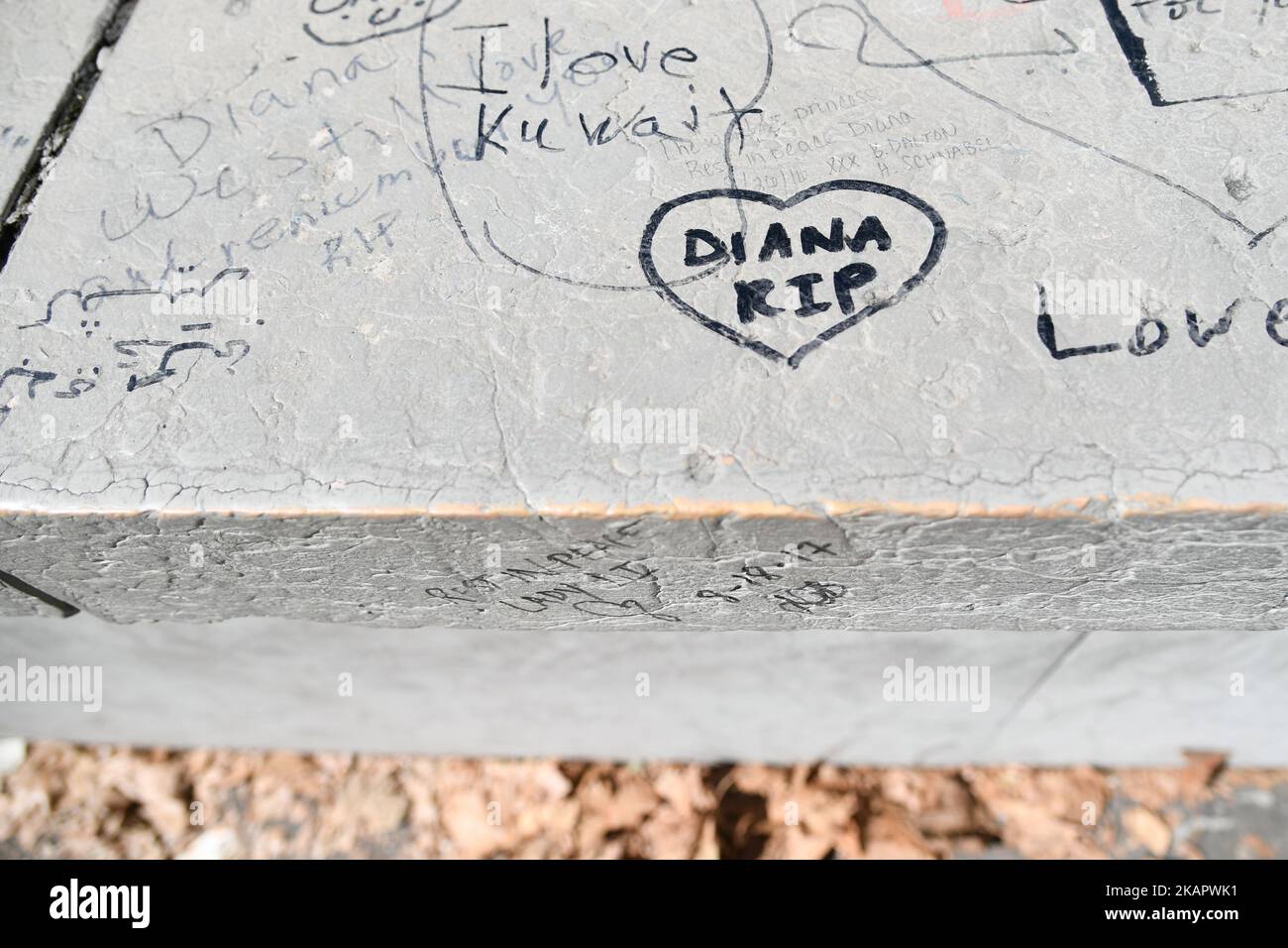 Personnes rassemblées au mémorial de la Dame Di pour le 20 e ...