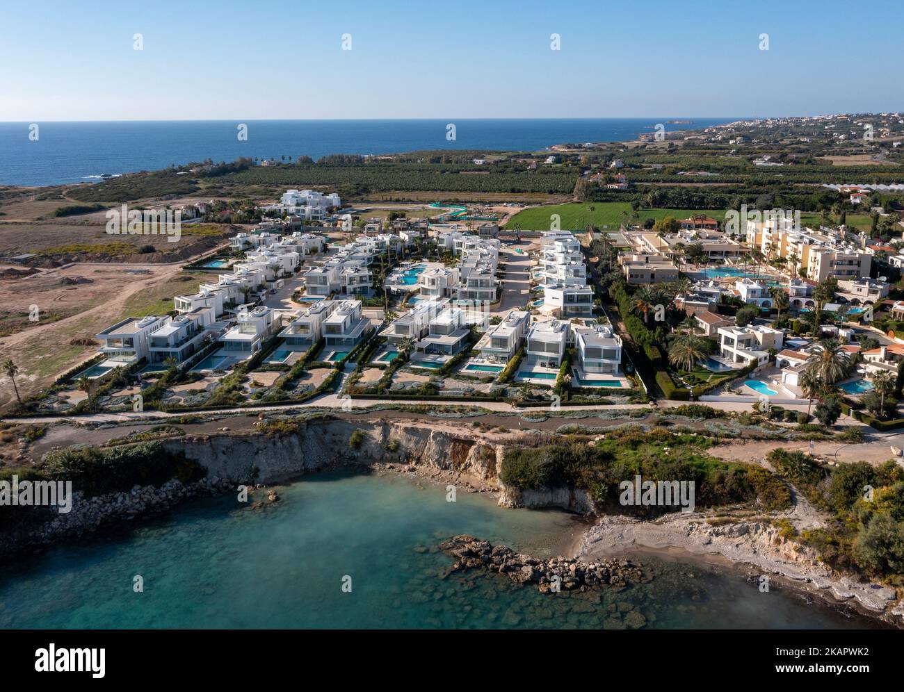 Vue aérienne de Coral Sea Villas, Coral Bay, Paphos district, Chypre. Banque D'Images