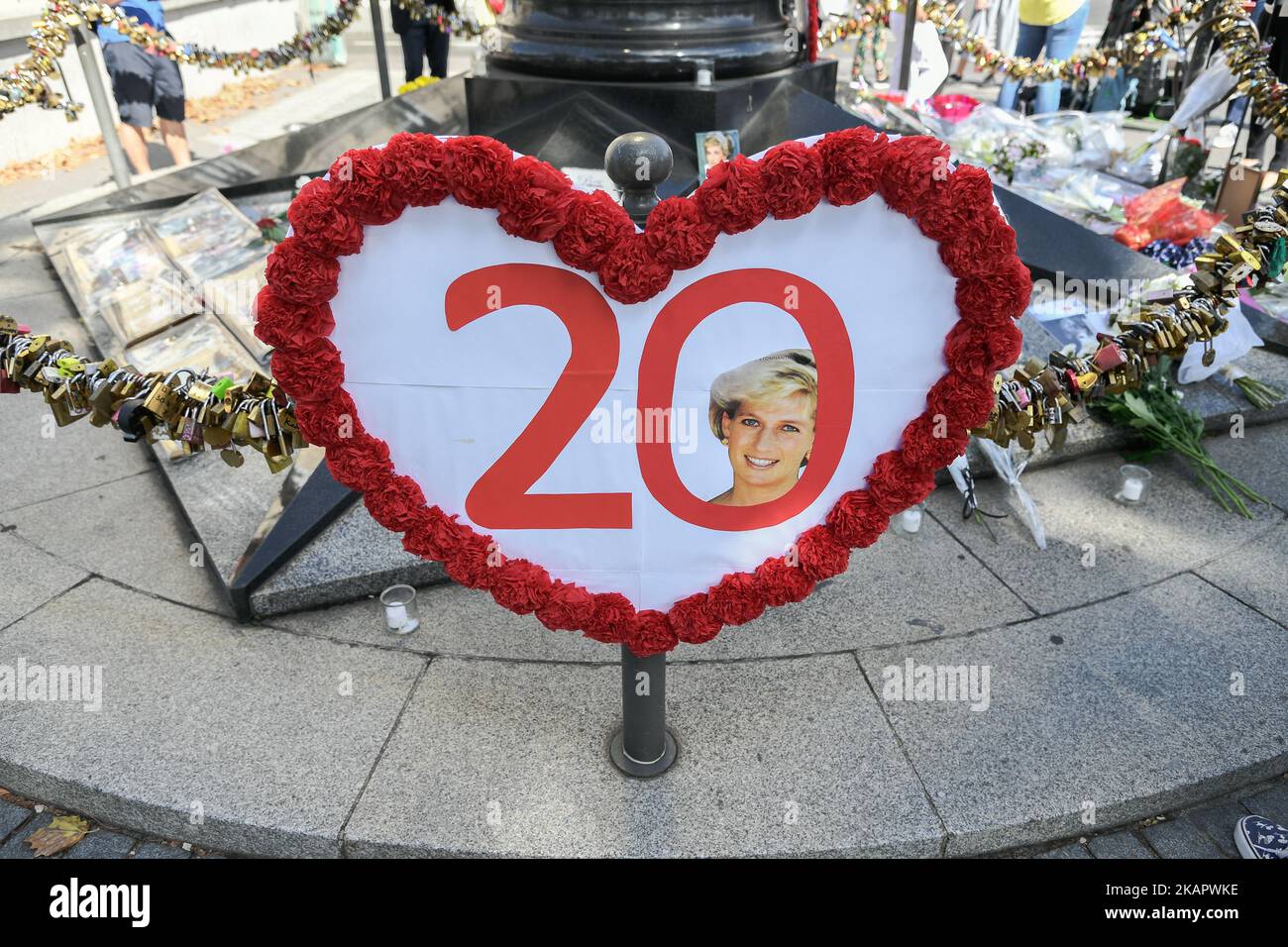 Personnes rassemblées au mémorial de la Dame Di pour le 20 e ...