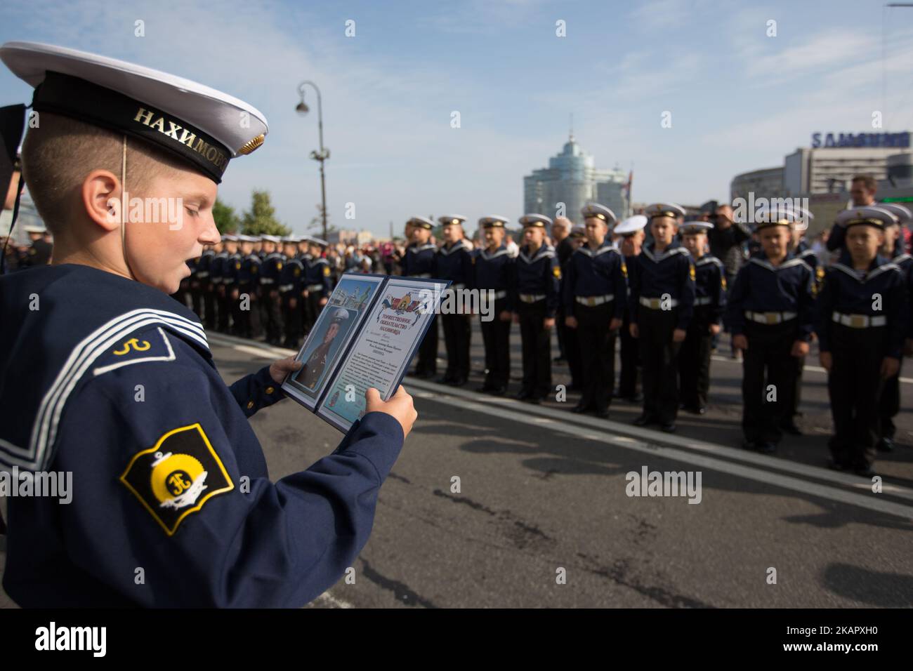 Le cadet de l'école navale de Nakhimov lors d'une cérémonie de serment au début d'une nouvelle année scolaire à l'occasion de la Journée du savoir à Saint-Pétersbourg, en Russie, sur 1 septembre 2017. (Photo par Igor Russak/NurPhoto) Banque D'Images