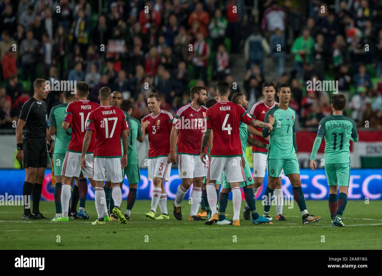 Team Hungary remercie leurs fans de leur soutien après le match de qualification de la coupe du monde entre la Hongrie et le Portugal à Groupama Arena le 03 novembre 2017 à Budapest, Hongrie. (Photo de Robert Szaniszló/NurPhoto) Banque D'Images