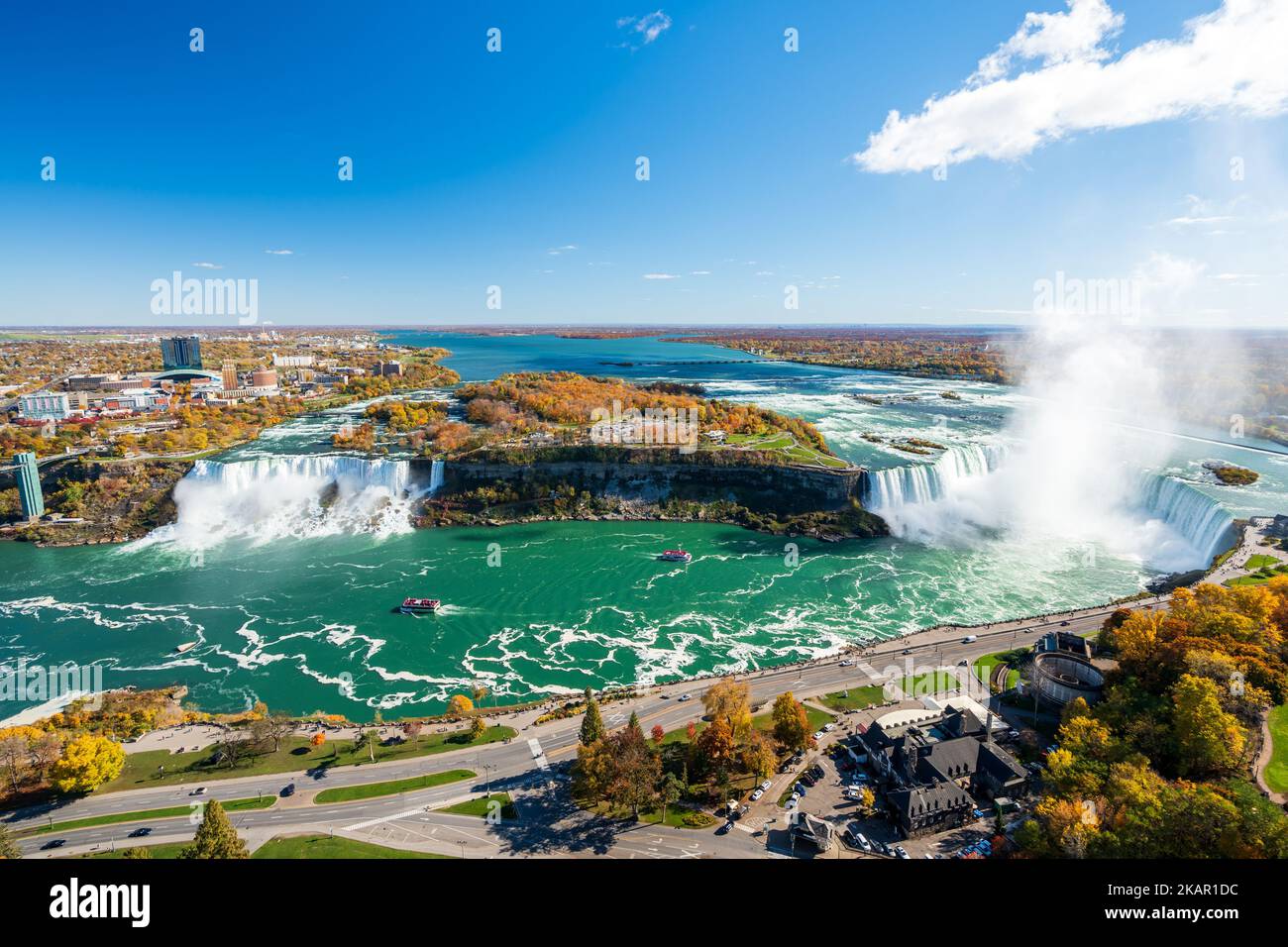 Chutes Niagara les chutes américaines et les chutes Horseshoe en une journée ensoleillée en automne, en saison des feuillages. Croisière en bateau dans la ville de Niagara. Banque D'Images