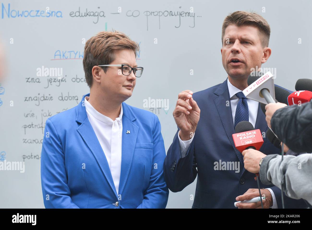 Katarzyna Lubnauer, président du club parlementaire de 'Nowoczesna' (anglais: Moderne) Political Pary, et Ryszard Petru, chef de 'Nowoczesna', ont organisé à Varsovie, le jour de départ de l'année scolaire 2017/2018, la conférence de presse sur l'avenir de l'éducation polonaise. Lundi, 4 septembre 2017, à Varsovie, Pologne. (Photo par Artur Widak/NurPhoto) Banque D'Images