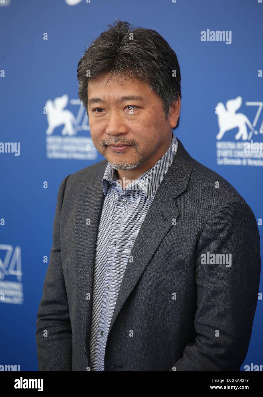 Venise, Italie. 05 septembre 2017. Kore-EDA Hirokazu marche sur le tapis rouge avant la projection de « The Third Murder (Sandome No Satsujin) » lors du Festival du film de Venise 74th (photo de Matteo Chinellato/NurPhoto) Banque D'Images
