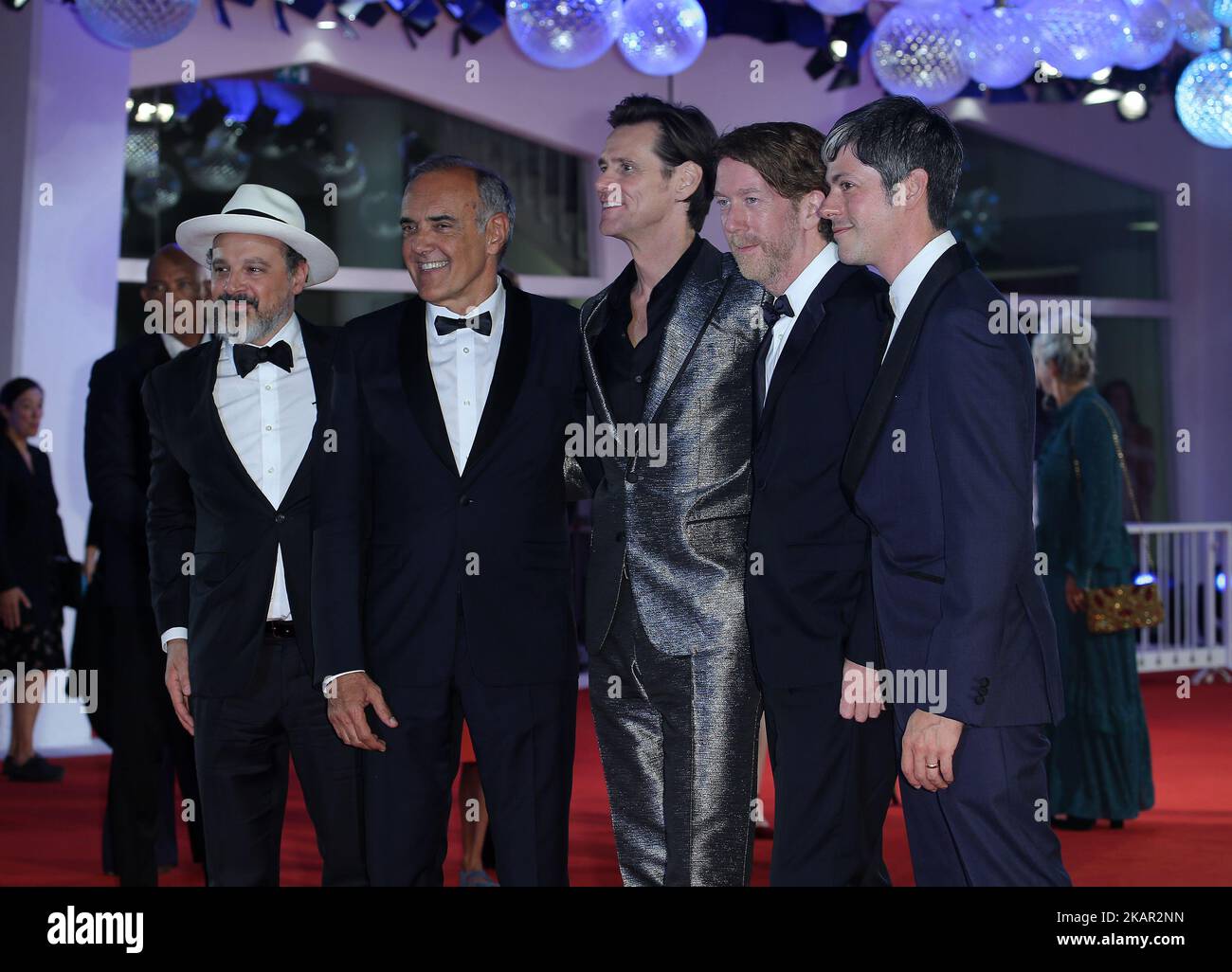 Eddy Moretti, Alberto Barbera, directeur du Festival du film de Venise, Jim Carrey, Chris Smith, réalisateur et Danny Gabai, assistent à la première du film « Jim & Andy: The Great Beyond - l'histoire de Jim Carey et d'Andy Kaufman avec Une mention très spéciale et contractuellement obligatoire de Tony Clifton, présenté hors compétition au Festival du film de Venise 74th sur 5 septembre 2017 à Venise, en Italie. (Photo de Matteo Chinellato/NurPhoto) Banque D'Images