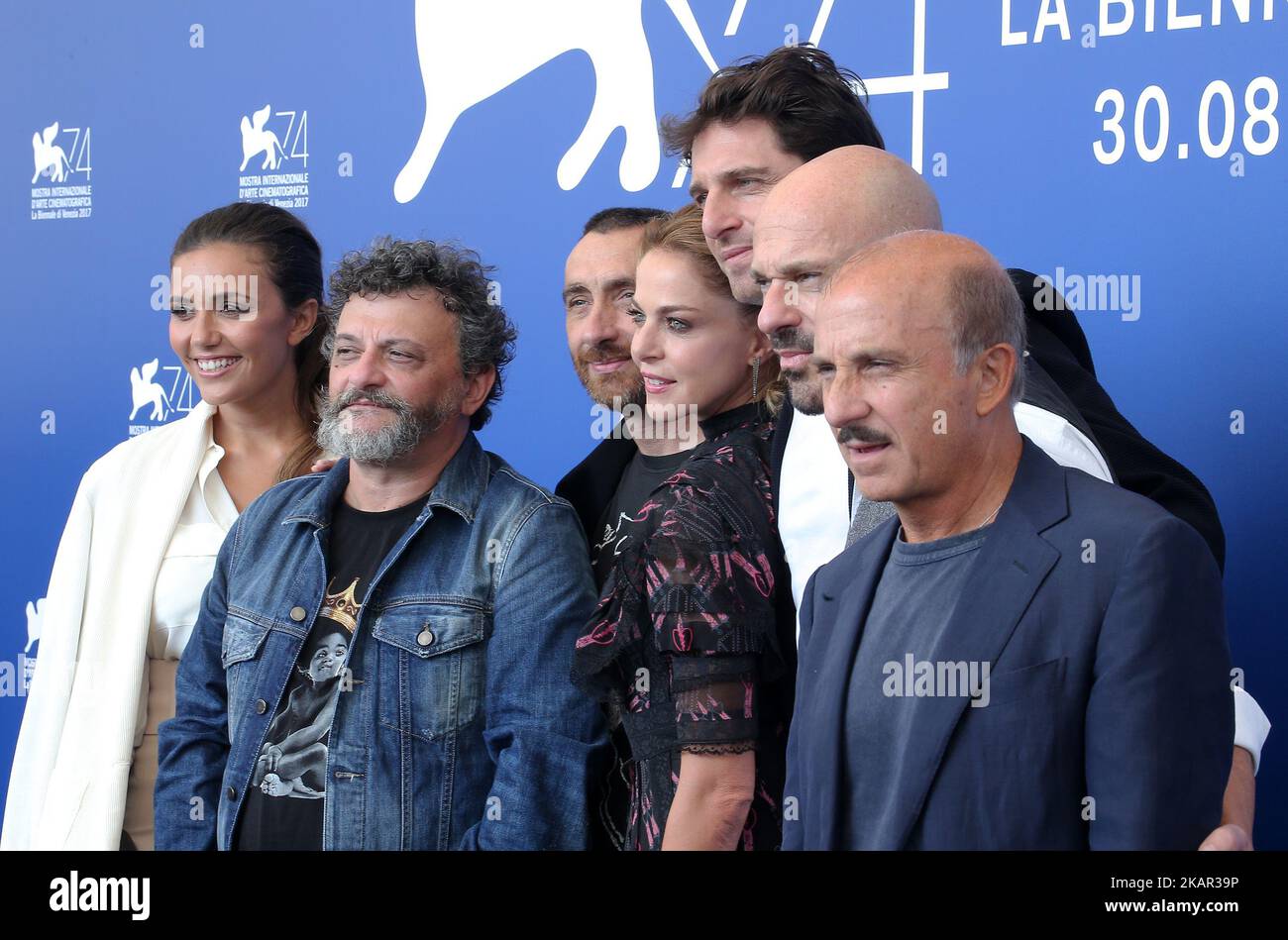 Luca Tommassini, Serena Rossi, Marco Manetti, Antonio Manetti, Claudia Gerini, Giampaolo Morelli, Raiz et Carlo Buccirosso assistent à la séance photo « Ammore E Malavita » lors du Festival du film de Venise 74th à Venise, en Italie, sur 6 septembre 2017. (Photo de Matteo Chinellato/NurPhoto) Banque D'Images