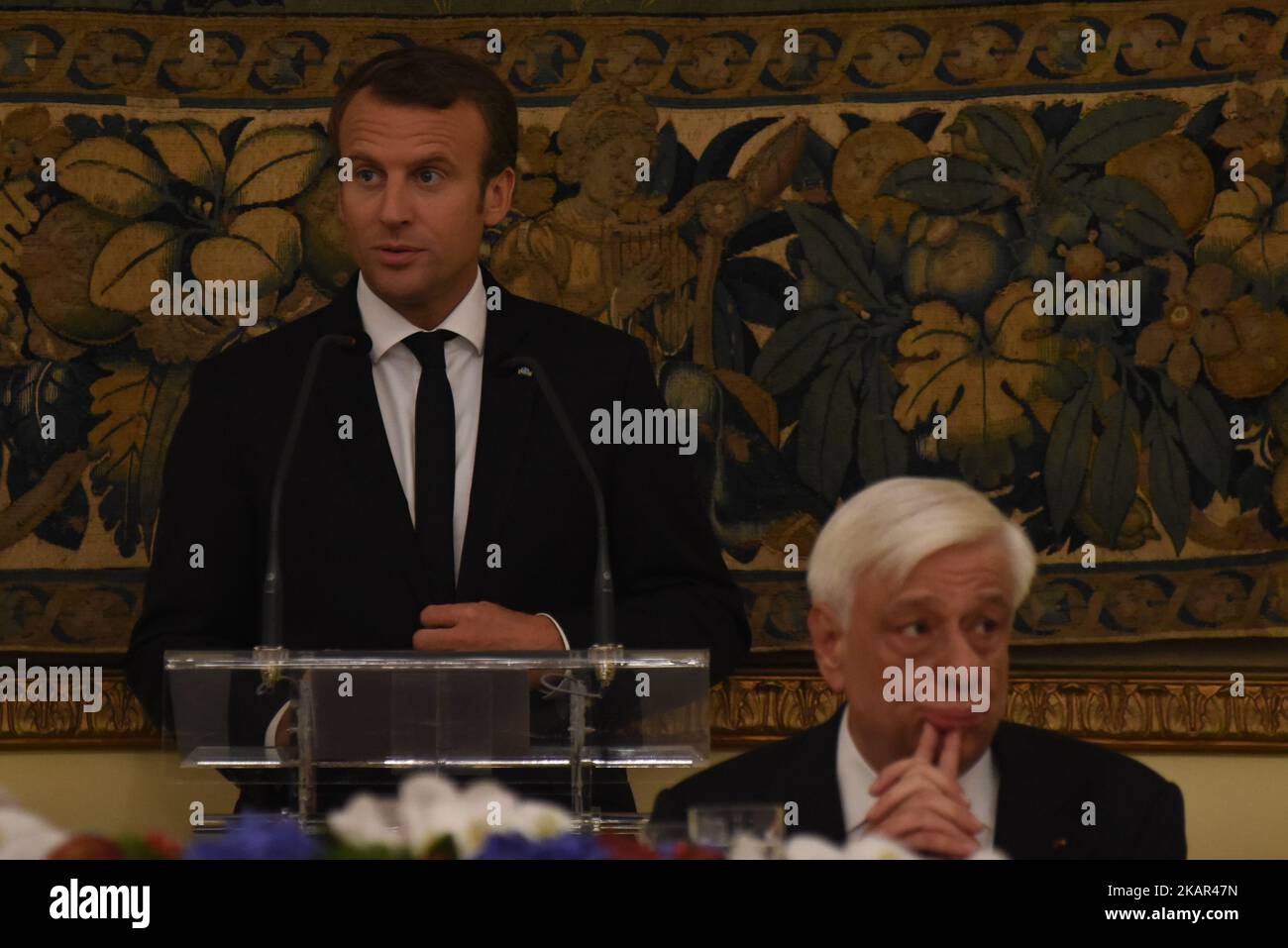 Emmanuel Jean-Michel Frédéric Macron, Président de la France et co-prince d'Andorre et président grec Prokopis Pavlopoulos, à Athènes, au 7 septembre 2017 cours d'un dîner d'État au manoir présidentiel. (Photo de Wassilios Aswestopoulos/NurPhoto) Banque D'Images