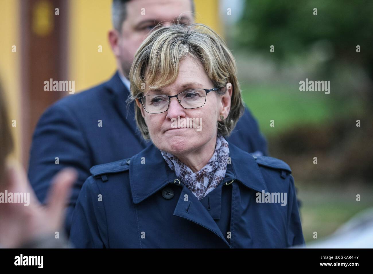 Le vice-président du Parlement européen Mairead McGuinness (c) est vu à Trzebun, dans le nord de la Pologne, le 8 septembre 2017 . Les membres du Parlement européen se sont rendus dans les zones touchées par la tempête tragique du mois d'août 2017 dans le nord de la Pologne. Les parlementaires de l'OP (Civic Paltform) ont montré aux membres du Parlement européen les effets de la tempête et ont demandé un soutien à la population touchée. (Photo de Michal Fludra/NurPhoto) Banque D'Images