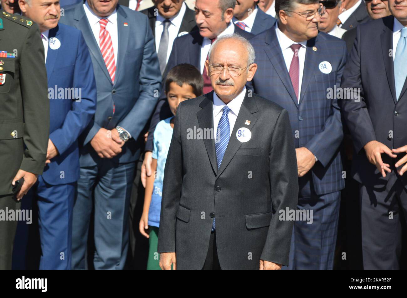 Le principal dirigeant du Parti populaire républicain (CHP) de l'opposition, Kemal Kilicdaroglu (C), assiste à une marche marquant le 94th anniversaire de son parti à Anitkabir, le mausolée du fondateur et premier président de la Turquie moderne, Mustafa Kemal Ataturk, à Ankara, Turquie sur 9 septembre 2017. Le CHP est le principal parti politique laïc et social-démocrate de Turquie, car il est aussi le plus ancien parti politique de la République de Turquie, qui a été fondé par Mustafa Kemal Ataturk sous le nom de 'Parti populaire' sur 09 septembre 1923. (Photo par Altan Gocher/NurPhoto) Banque D'Images
