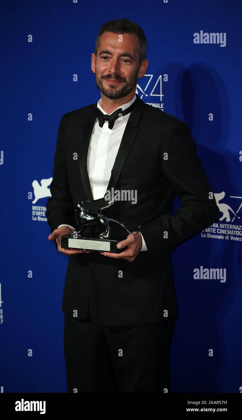 Alexandre Gavras pose avec le Lion d'argent pour le meilleur Director Award pour 'jusquà' la Garde' et le Prix de Venise 'Luigi de Laurentiis' pour un premier film pour 'jusquà' la Garde' lors des lauréats du film de Venise 74th à Venise, Italie, le 9 septembre 2017. (Photo de Matteo Chinellato/NurPhoto) Banque D'Images