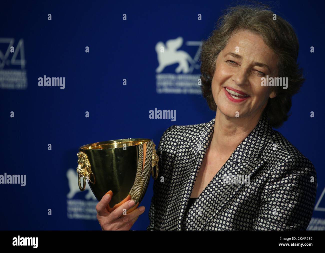 Charlotte Rampling pose avec le Coppa Volpi pour le prix de la meilleure actrice pour 'Hannah' à la photo des lauréats lors du Festival du film de Venise 74th au Casino Sala sur 9 septembre 2017 à Venise, Italie. (Photo de Matteo Chinellato/NurPhoto) Banque D'Images