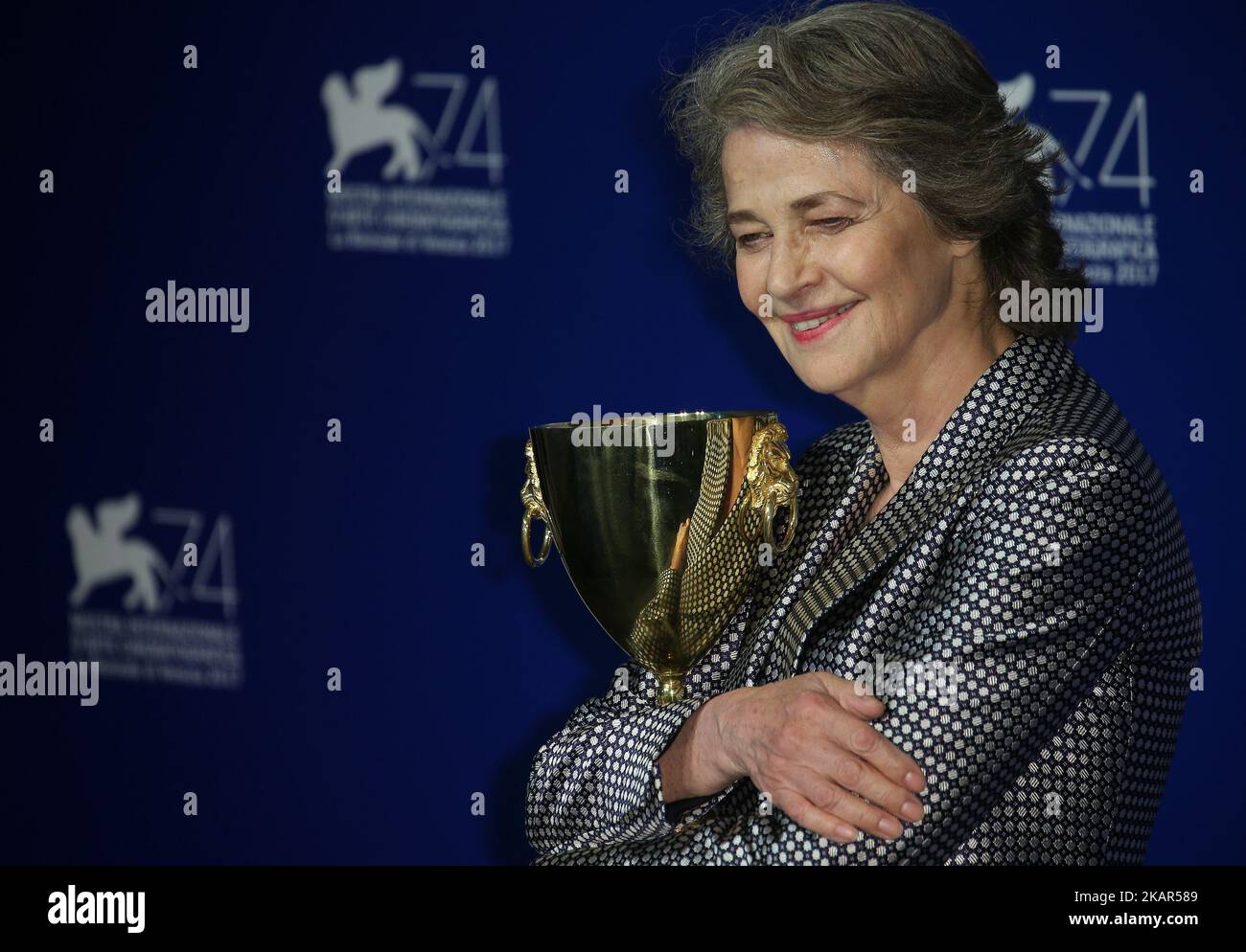 Charlotte Rampling pose avec le Coppa Volpi pour le prix de la meilleure actrice pour 'Hannah' à la photo des lauréats lors du Festival du film de Venise 74th au Casino Sala sur 9 septembre 2017 à Venise, Italie. (Photo de Matteo Chinellato/NurPhoto) Banque D'Images