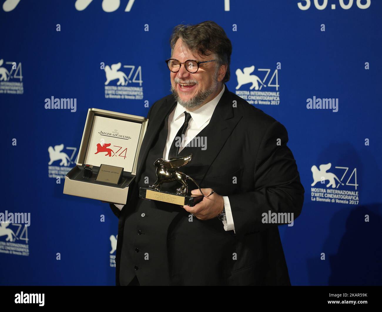 Guillermo del Toro pose avec le Lion d'or pour le meilleur film Prix pour la forme de l'eau aux lauréats photo lors du Festival du film de Venise 74th à Venise, en Italie, le 9 septembre 2017. (Photo de Matteo Chinellato/NurPhoto) Banque D'Images