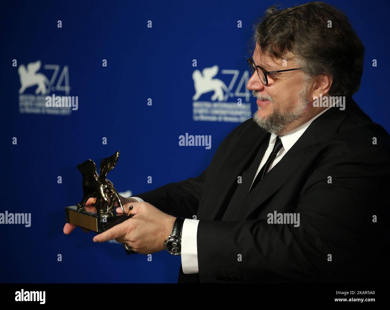 Guillermo del Toro pose avec le Lion d'or pour le meilleur film Prix pour la forme de l'eau aux lauréats photo lors du Festival du film de Venise 74th à Venise, en Italie, le 9 septembre 2017. (Photo de Matteo Chinellato/NurPhoto) Banque D'Images