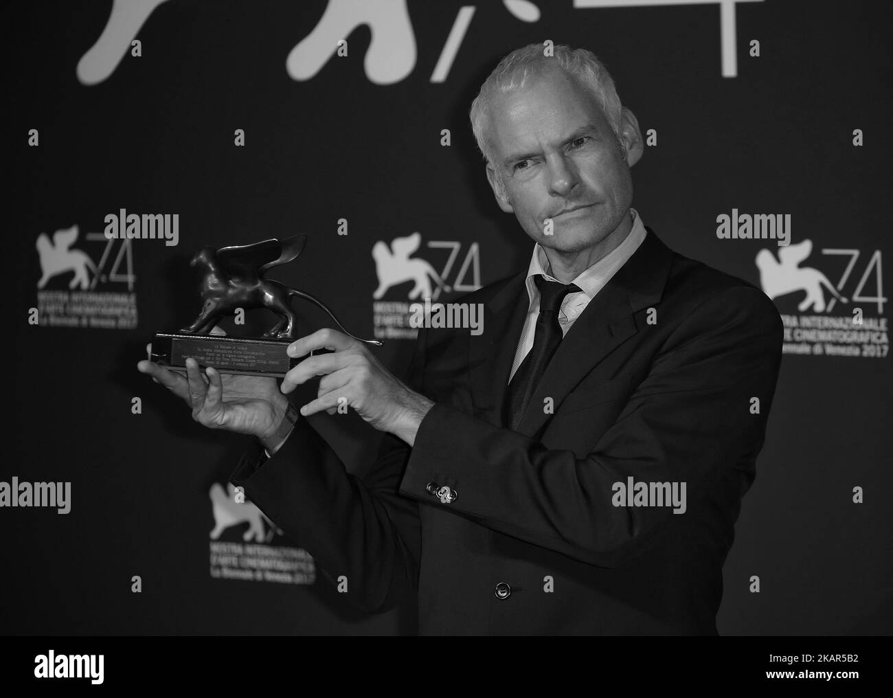 Martin McDonagh reçoit le prix du meilleur scénario pour « trois panneaux publicitaires à l'extérieur d'ebbing, Missouri » lors de la cérémonie de remise du prix du Festival du film de Venise 74th à Venise, Italie, le 9 septembre 2017. (Photo de Matteo Chinellato/NurPhoto) Banque D'Images