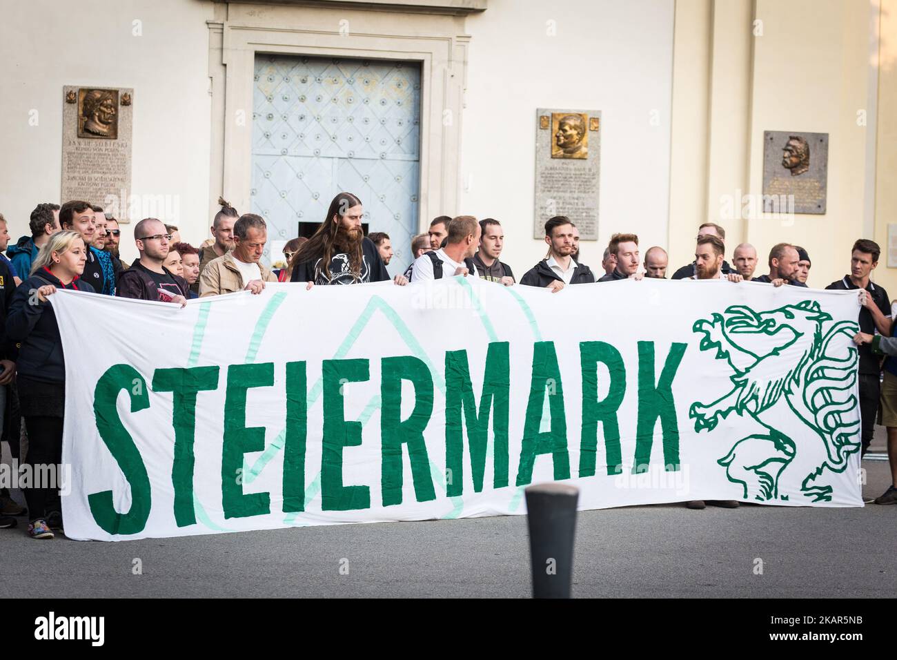 Environ 150 membres du mouvement identitaire d'extrême droite ont organisé une manifestation en souvenir à Kahlenberg Vienne, Autriche, y compris une marche de la torche, sur 10 septembre 2017. (Photo de David Speier/NurPhoto) Banque D'Images